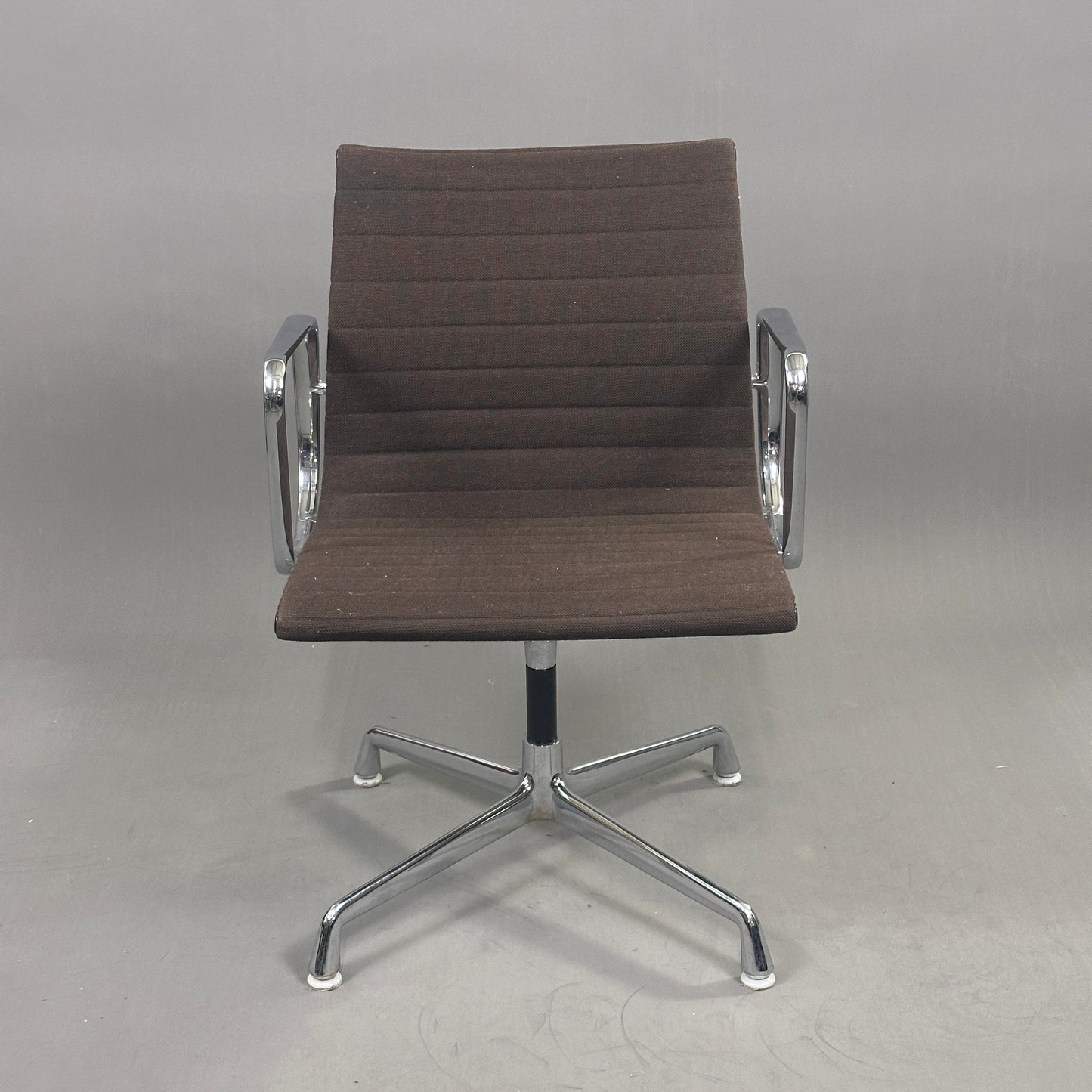Vitra EA 107 Hopsak dunkles mokkabraun (nicht drehbar)