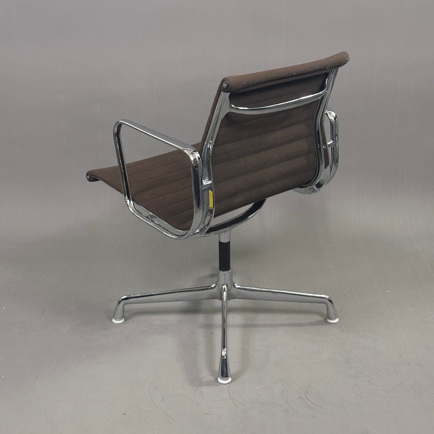 Vitra EA 107 Hopsak dunkles mokkabraun (nicht drehbar)