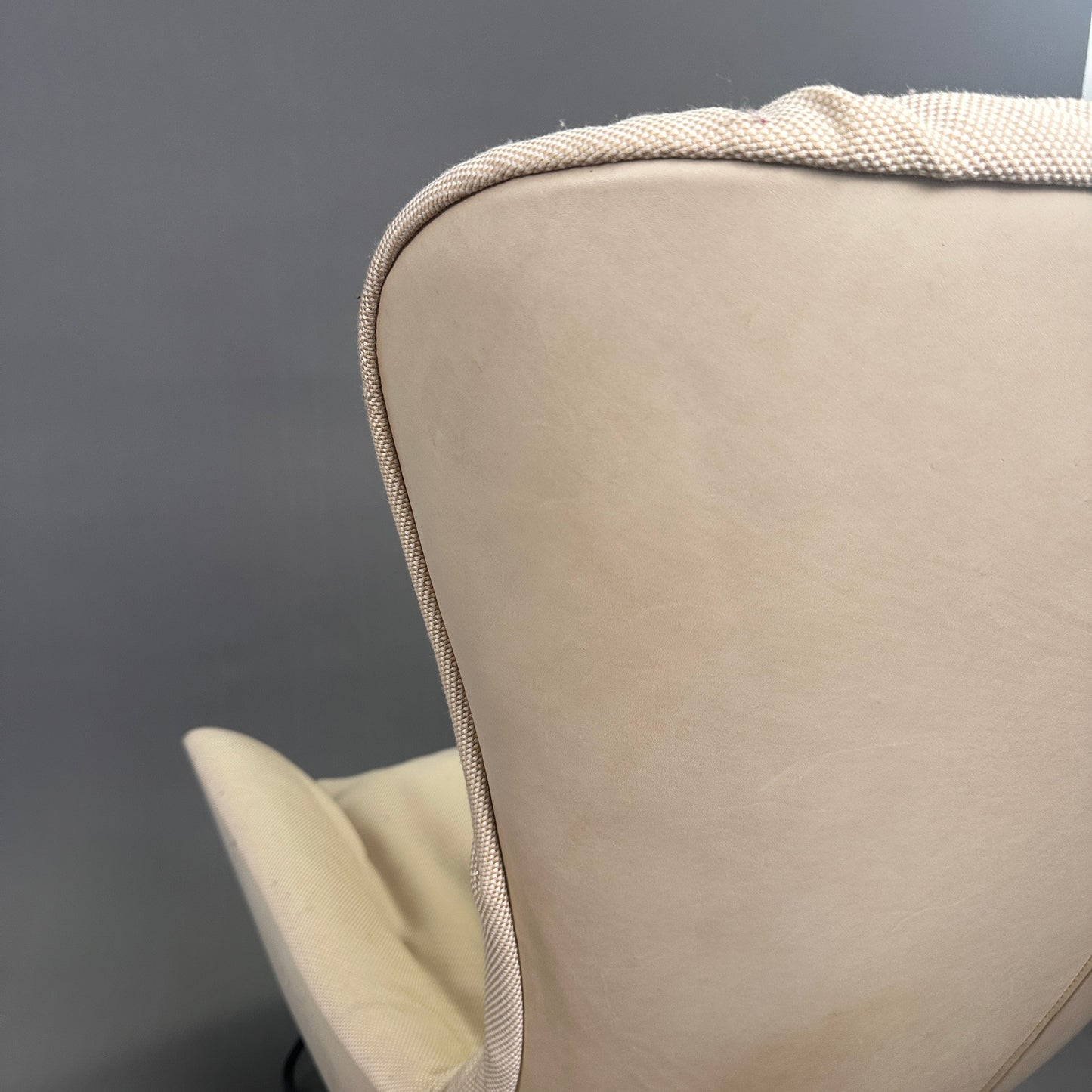 Freifrau Manufaktur Leya Wingback mit Hocker Stoff creme