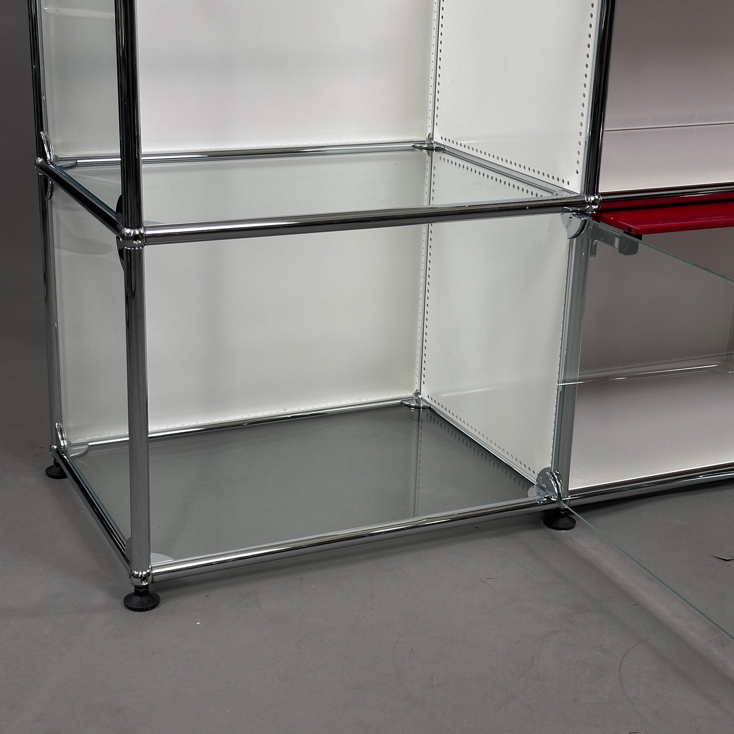 USM Haller Highboard 2x2 weiß/rubinrot/glas
