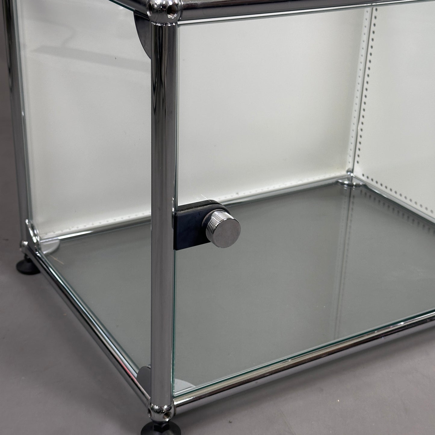 USM Haller Highboard 2x2 weiß/rubinrot/glas