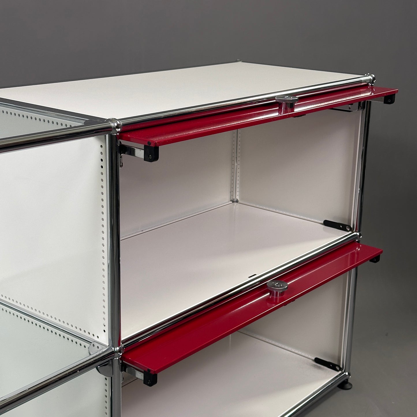 USM Haller Highboard 2x2 weiß/rubinrot/glas