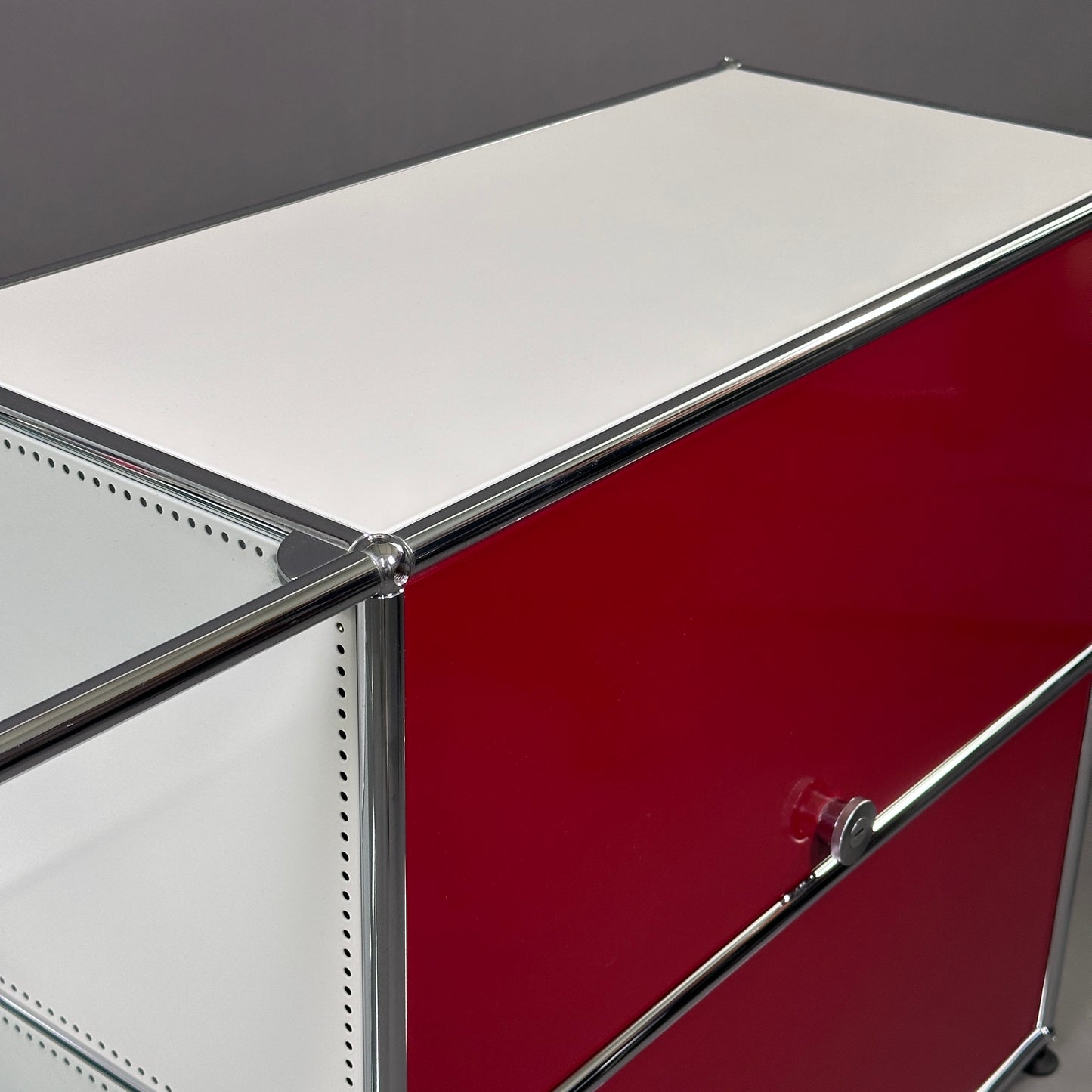 USM Haller Highboard 2x2 weiß/rubinrot/glas