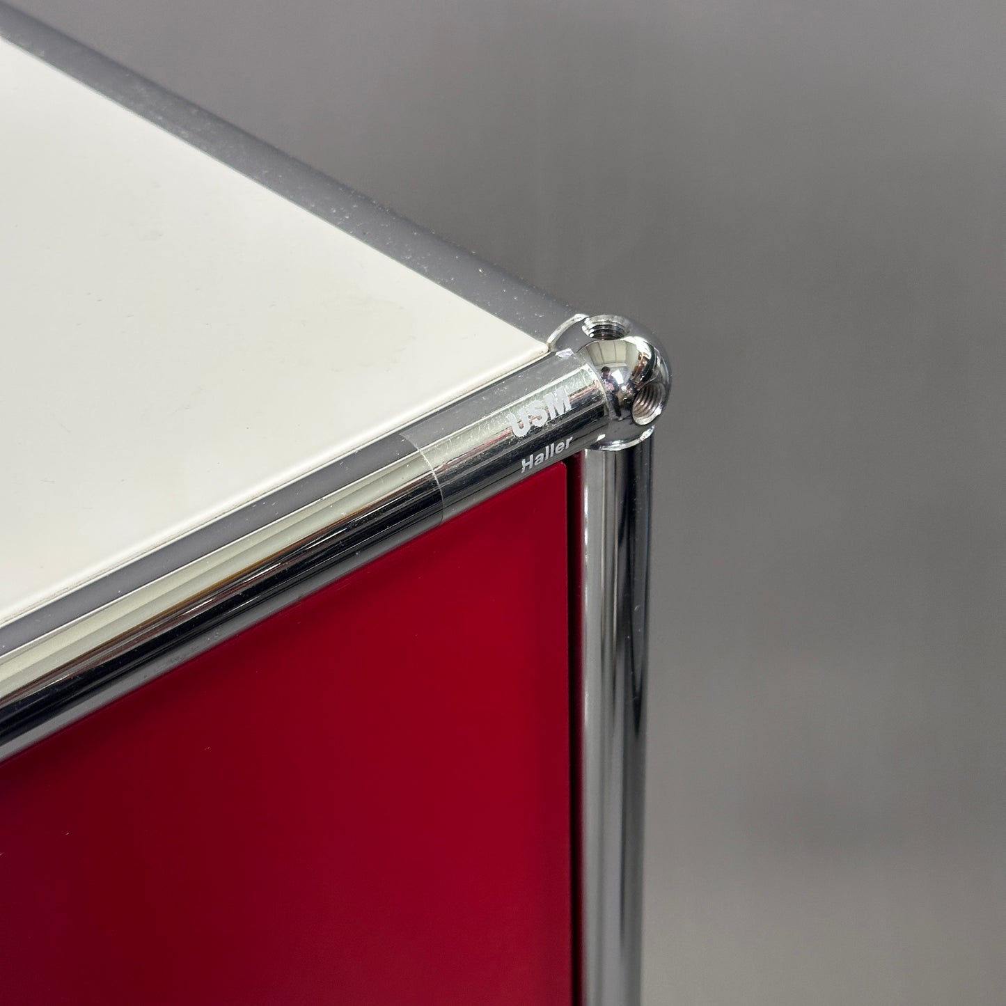 USM Haller Highboard 2x2 weiß/rubinrot/glas