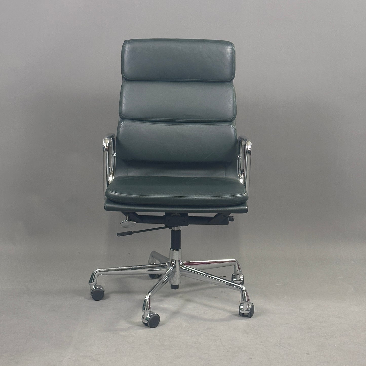 Vitra EA 219 Leder dunkelgrün Chrom