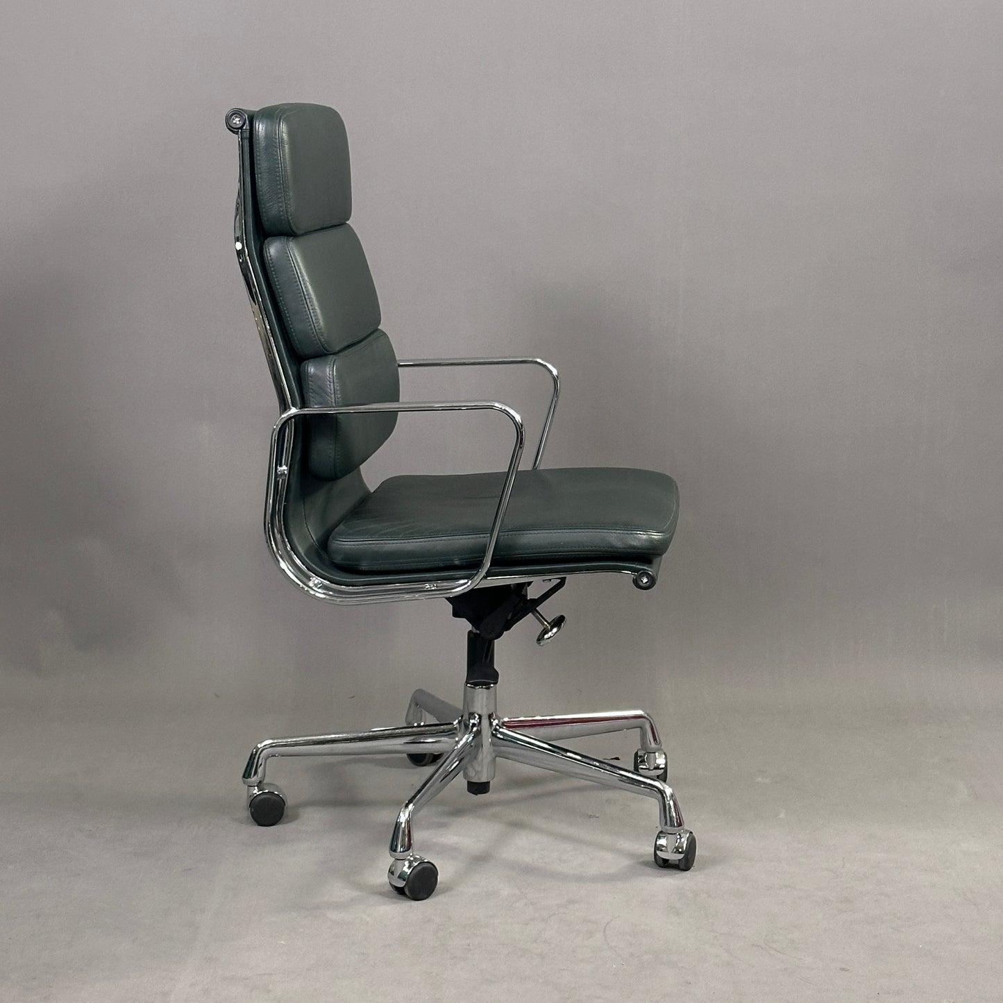 Vitra EA 219 Leder dunkelgrün Chrom
