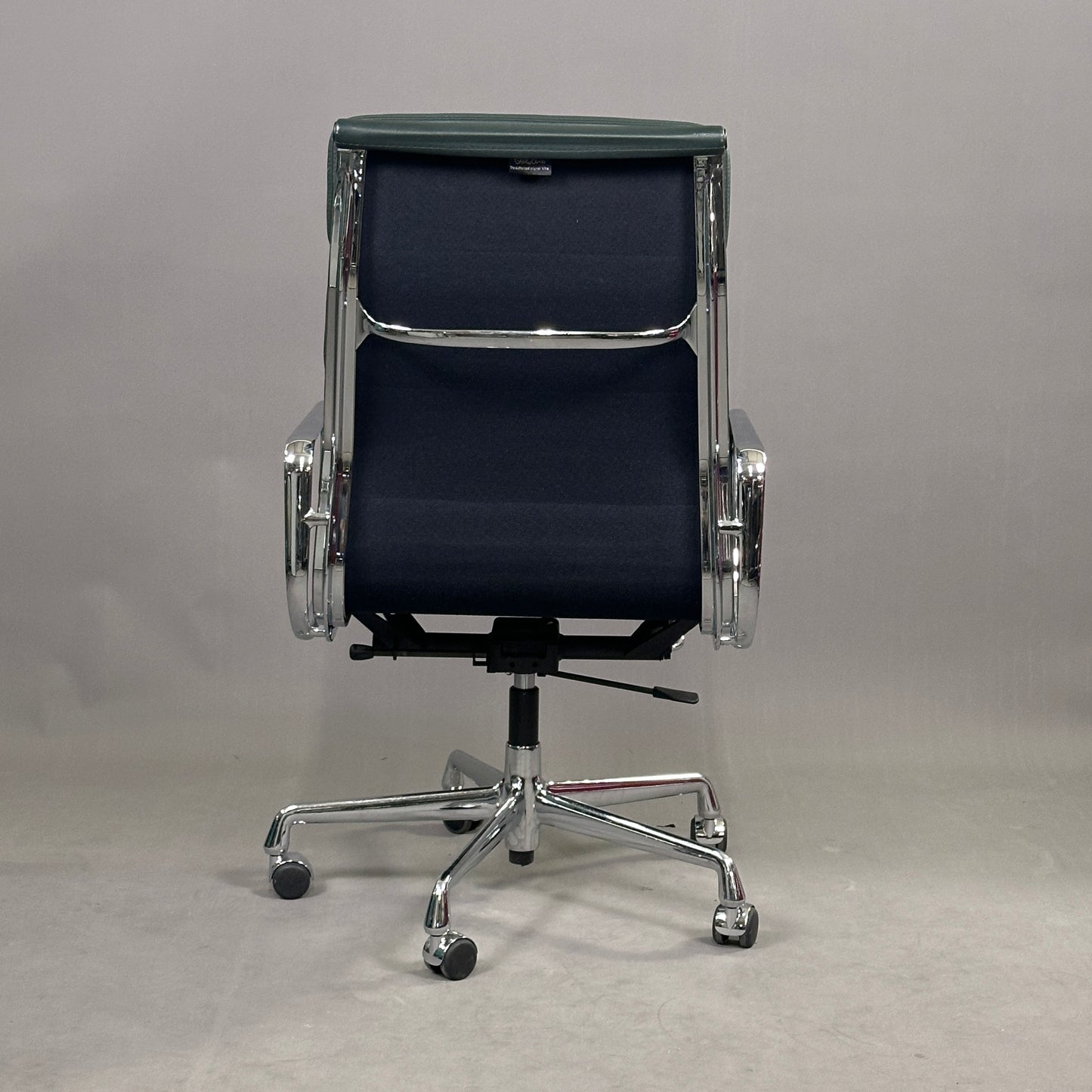 Vitra EA 219 Leder dunkelgrün Chrom