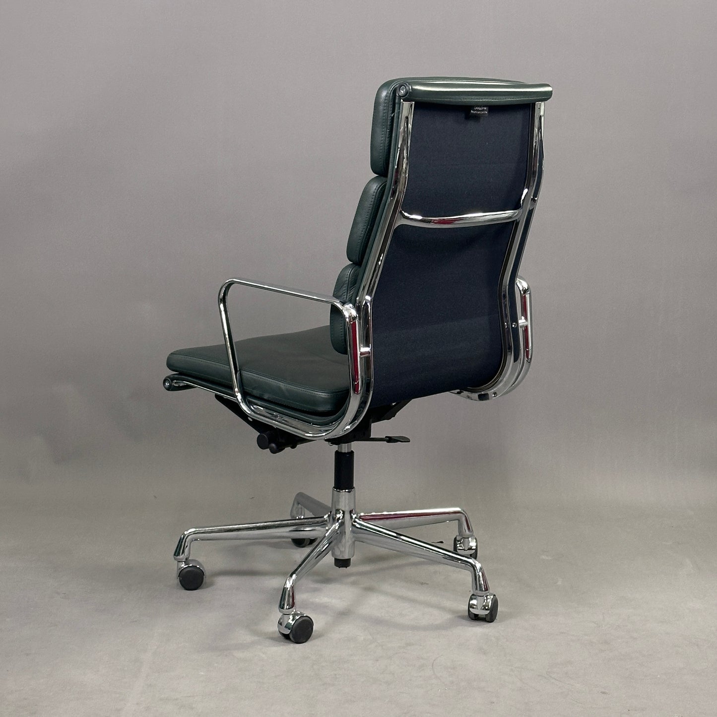 Vitra EA 219 Leder dunkelgrün Chrom