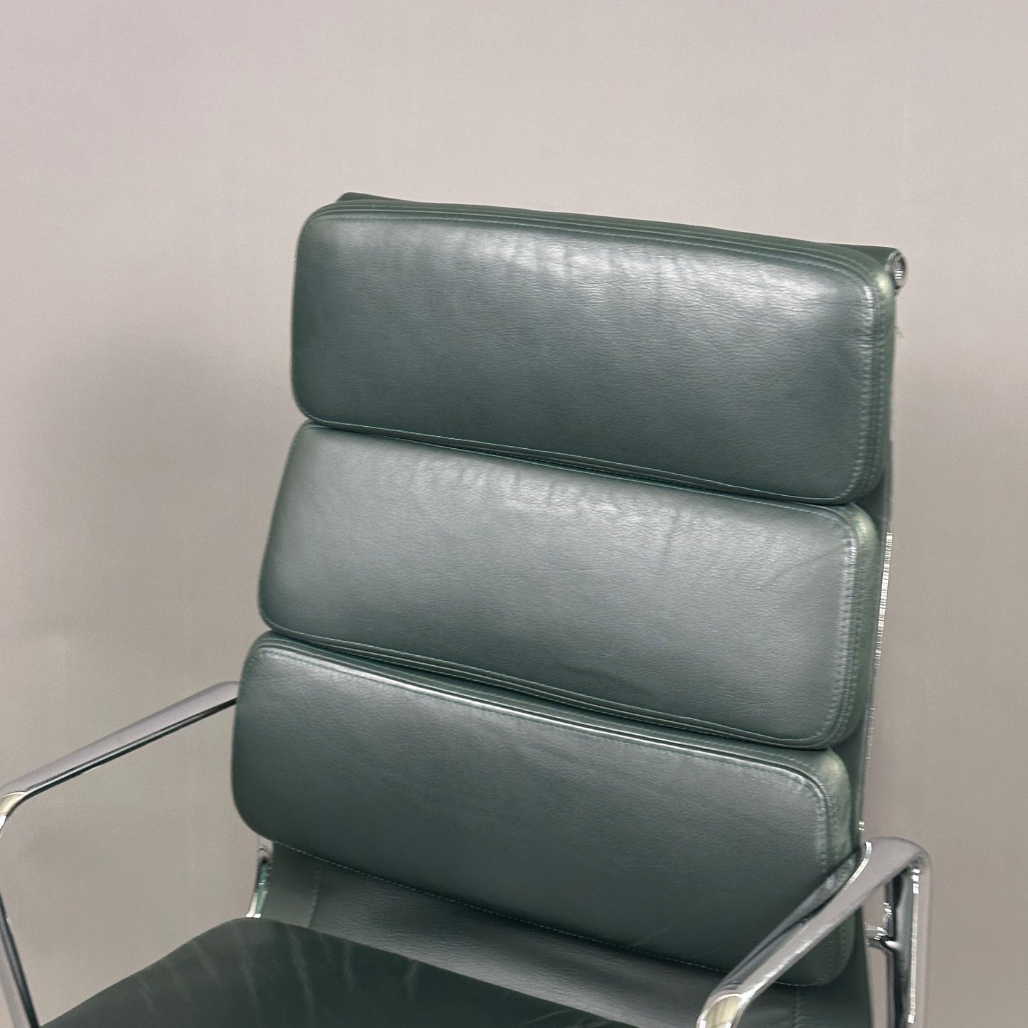 Vitra EA 219 Leder dunkelgrün Chrom