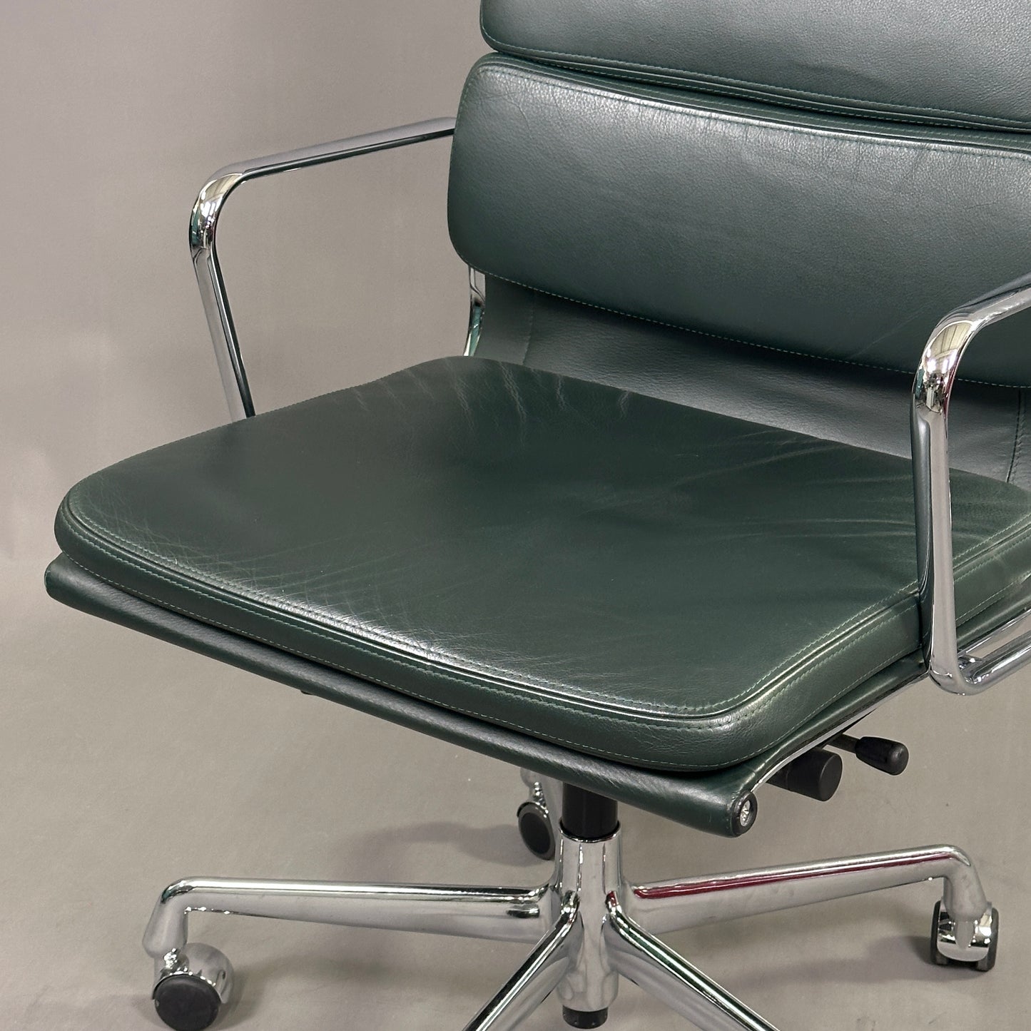 Vitra EA 219 Leder dunkelgrün Chrom