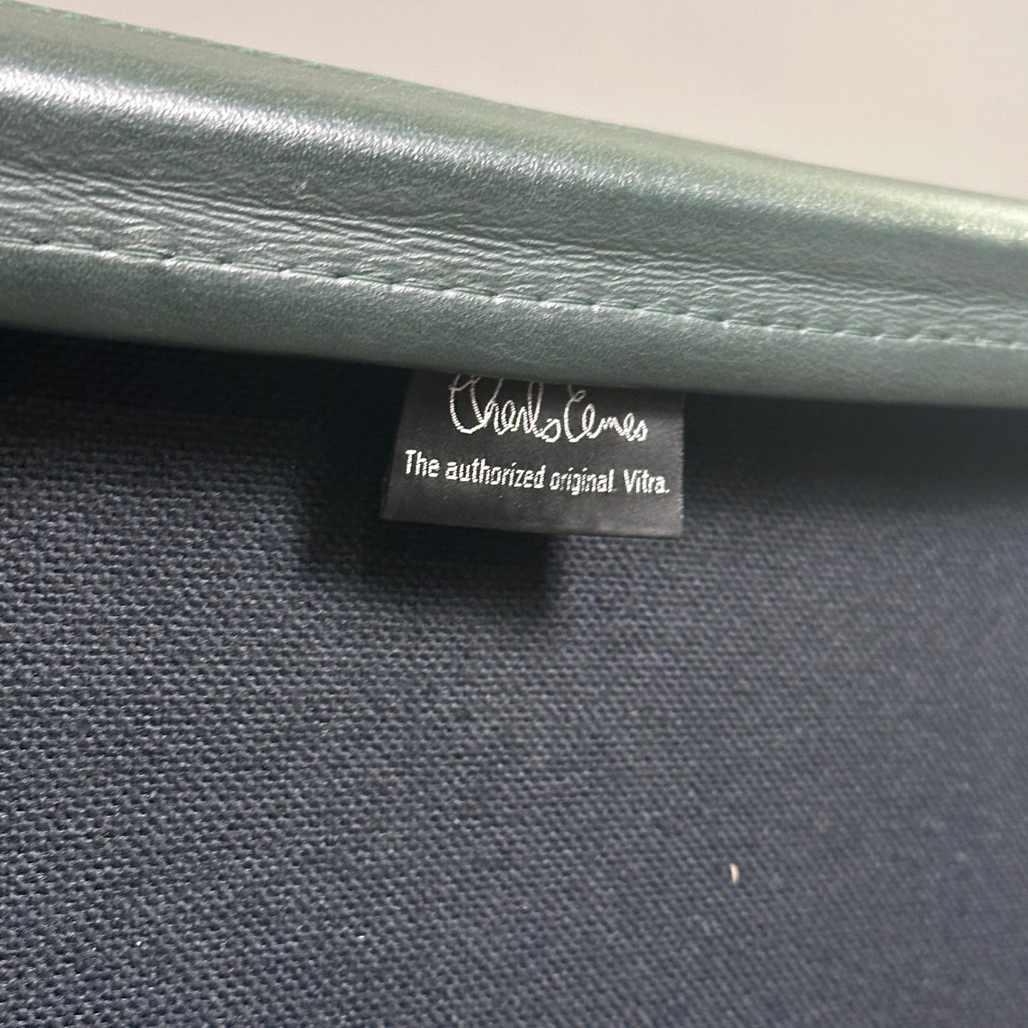 Vitra EA 219 Leder dunkelgrün Chrom
