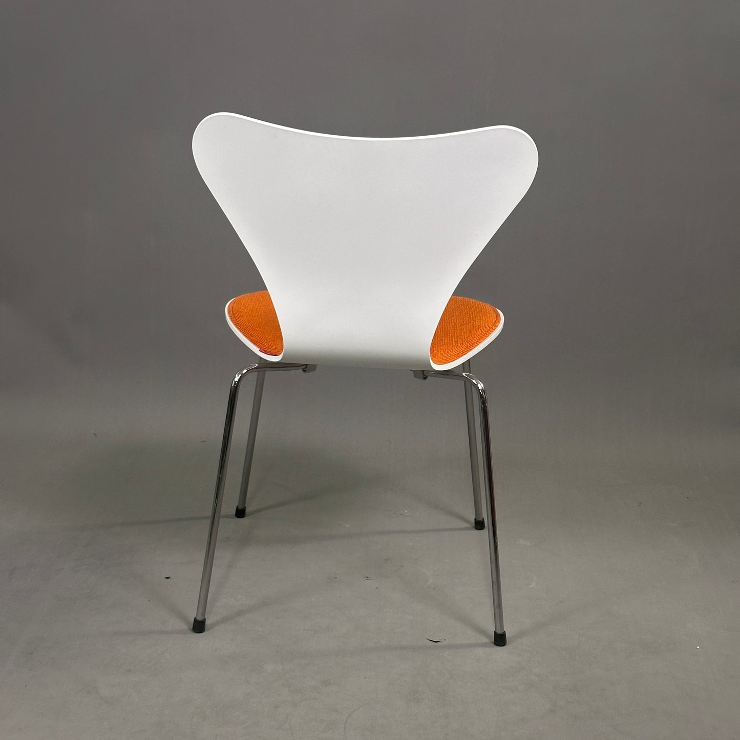 Fritz Hansen Serie 7 Stapelstuhl weiß / orange gepolstert
