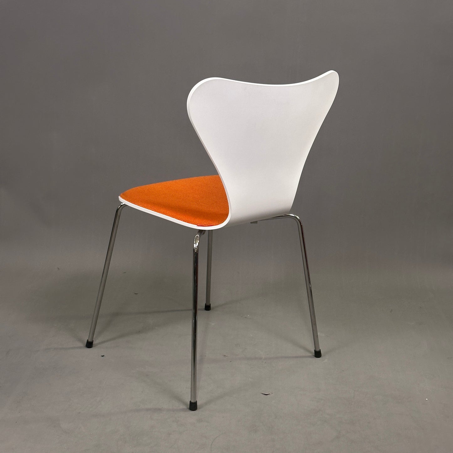 Fritz Hansen Serie 7 Stapelstuhl weiß / orange gepolstert