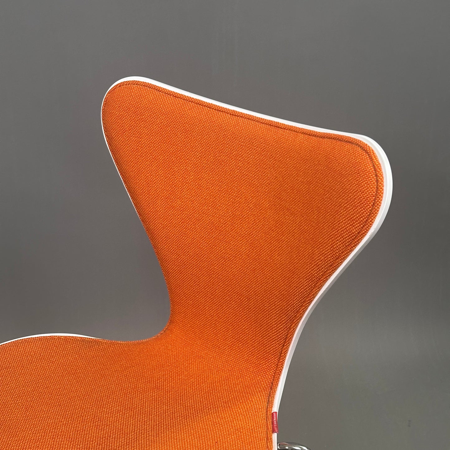 Fritz Hansen Serie 7 Stapelstuhl weiß / orange gepolstert