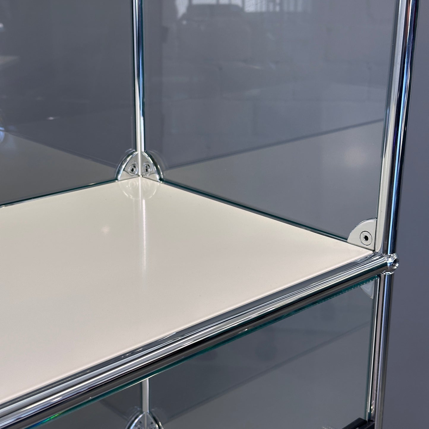 USM Haller Highboard Vitrine 1x4 Glas / weiß