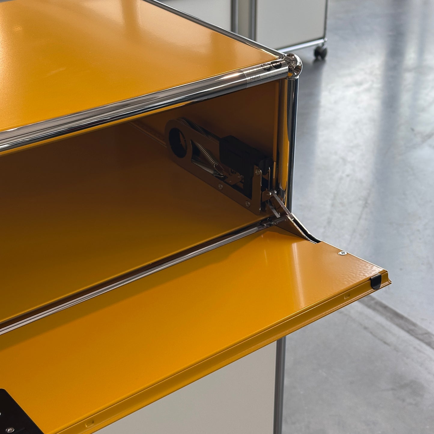 USM Haller Highboard 1x3 weiß / goldgelb mit Klappen