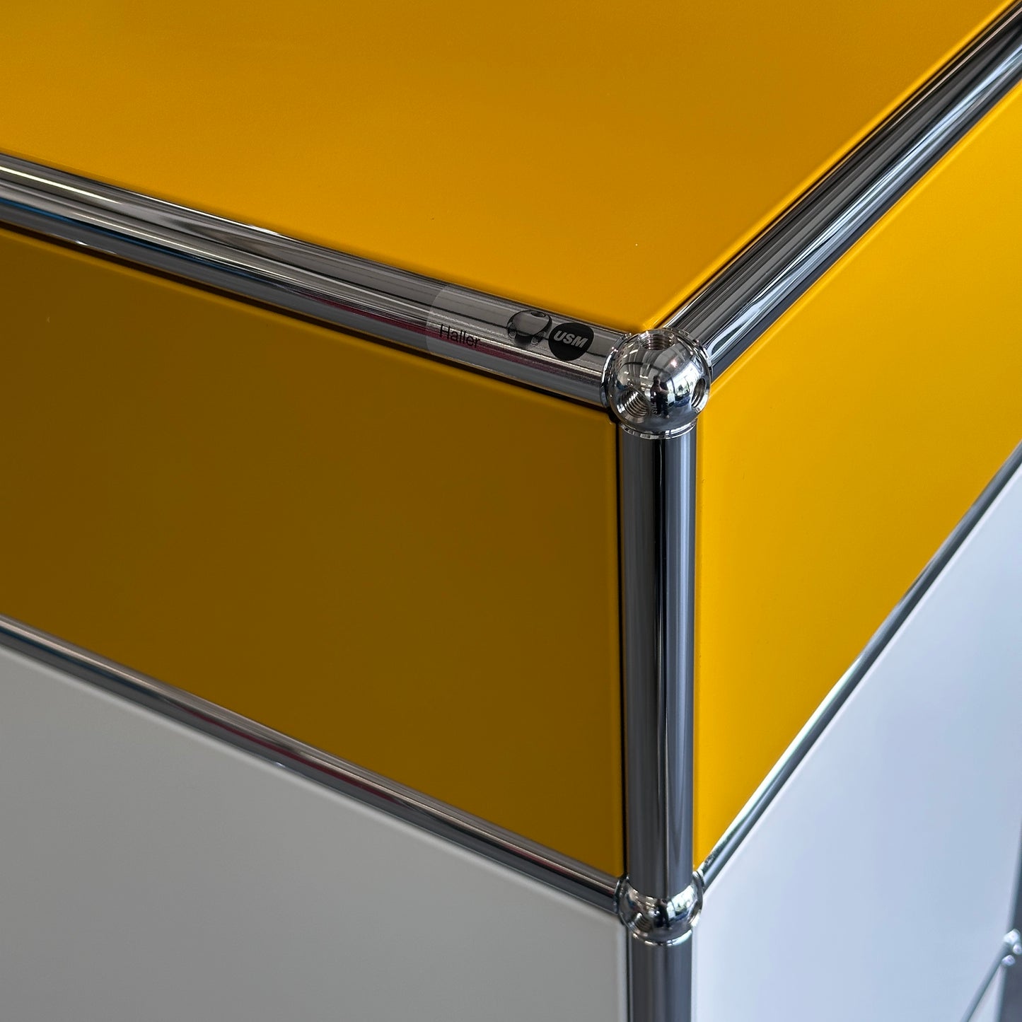 USM Haller Highboard 1x3 weiß / goldgelb mit Klappen