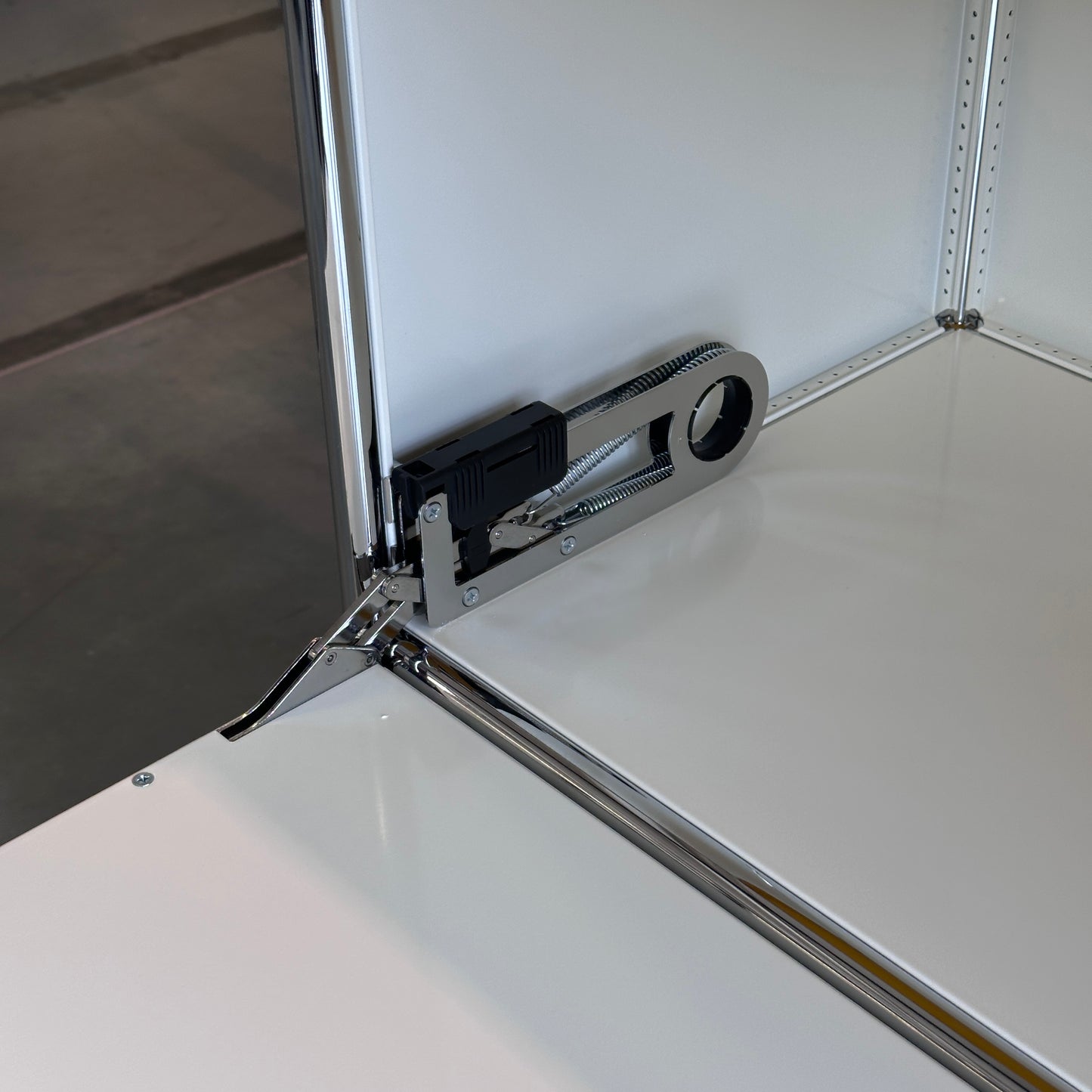 USM Haller Highboard 1x3 weiß / goldgelb mit Klappen