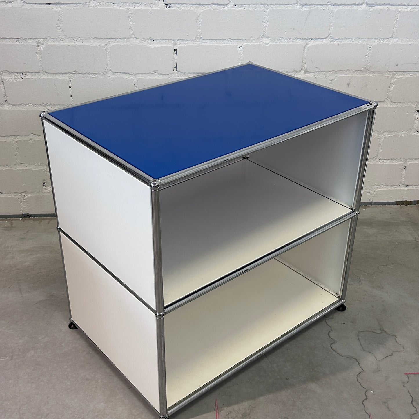 USM Haller Sideboard 1x2 weiß / enzianblau (50cm Tiefe)