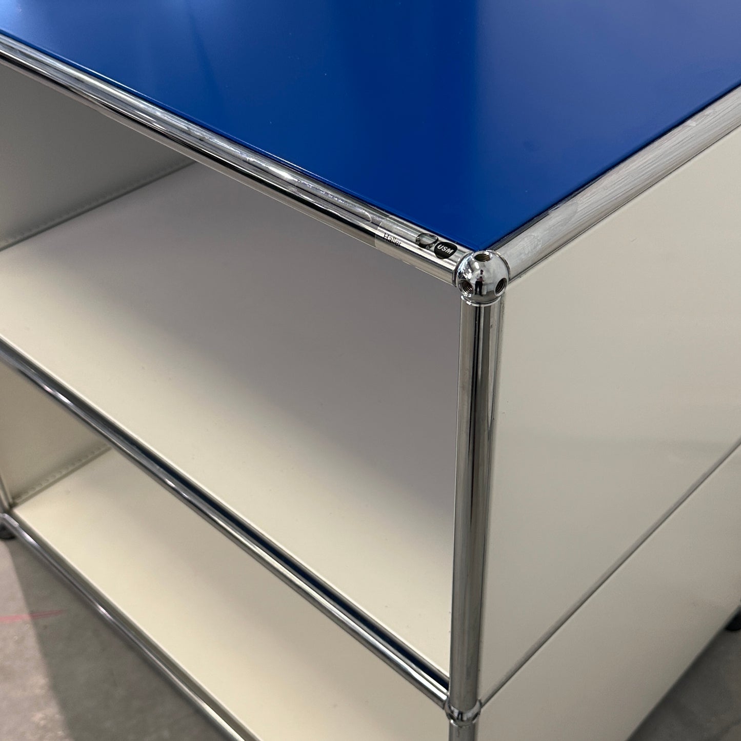 USM Haller Sideboard 1x2 weiß / enzianblau (50cm Tiefe)
