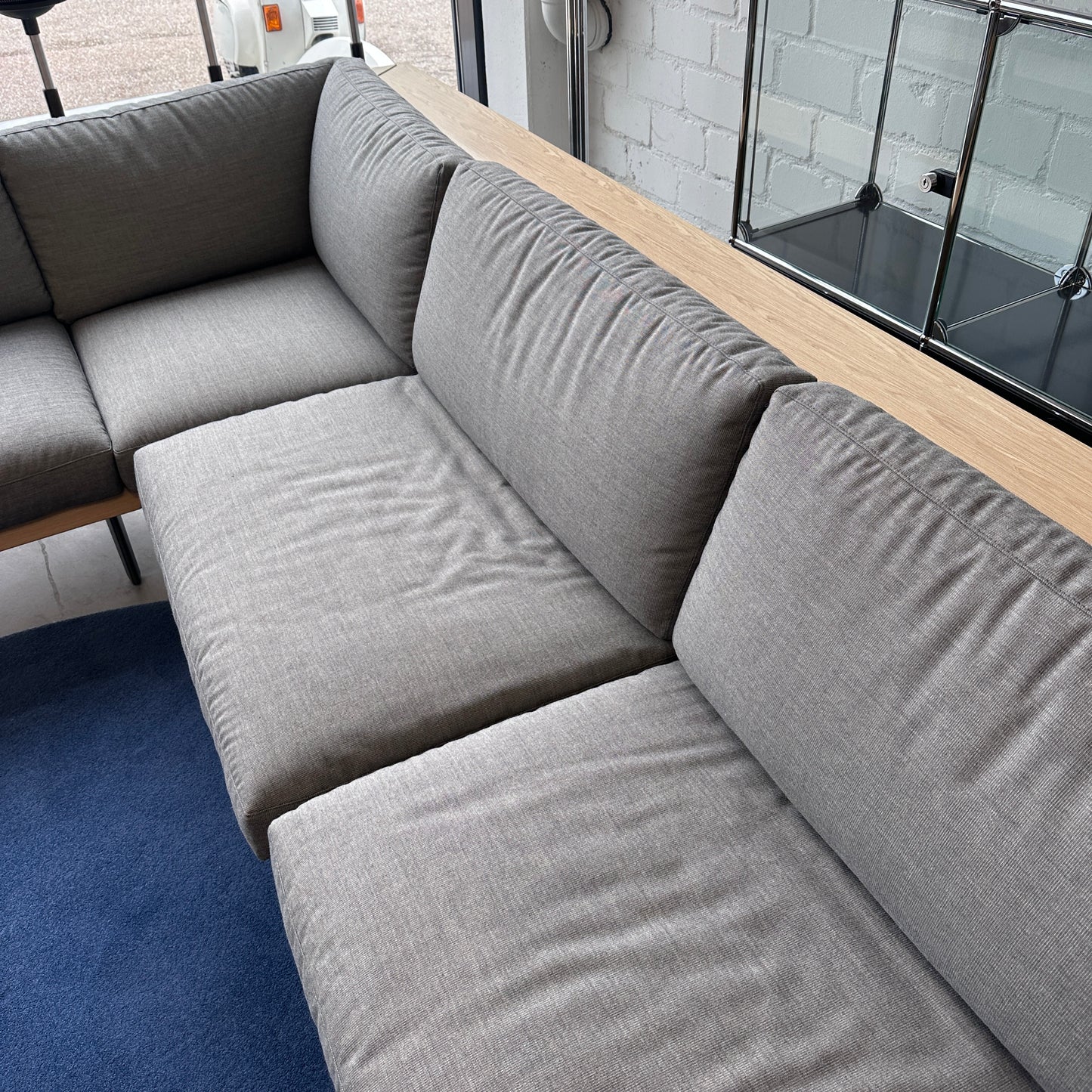 Arper Ecksofa Zinta Lounge hellgrau/Holz