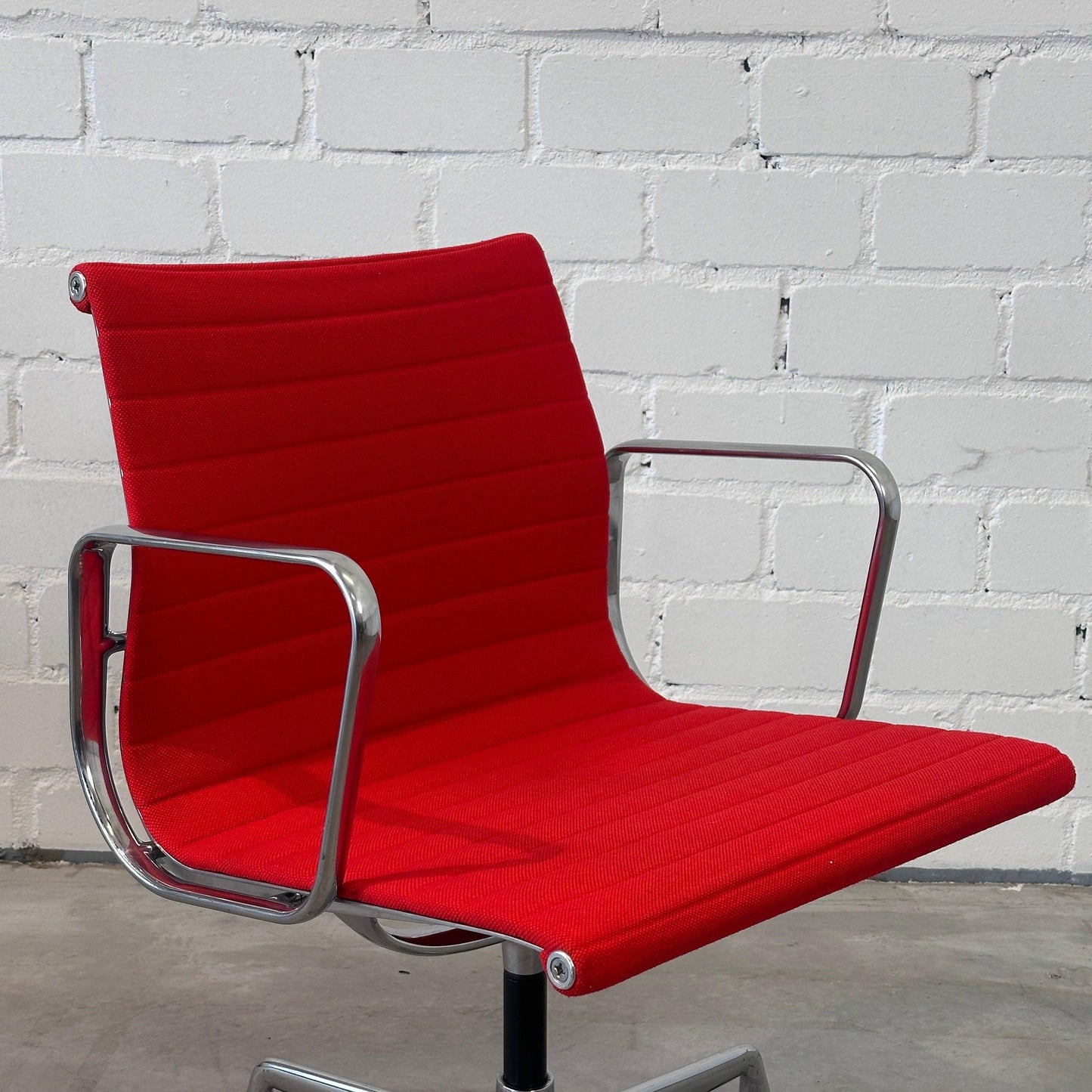 Vitra EA 108 Eames Alu Chair mit rotem Hopsak-Bezug und poliertem Aluminiumgestell, drehbar, Sitzmöbel in Top Zustand