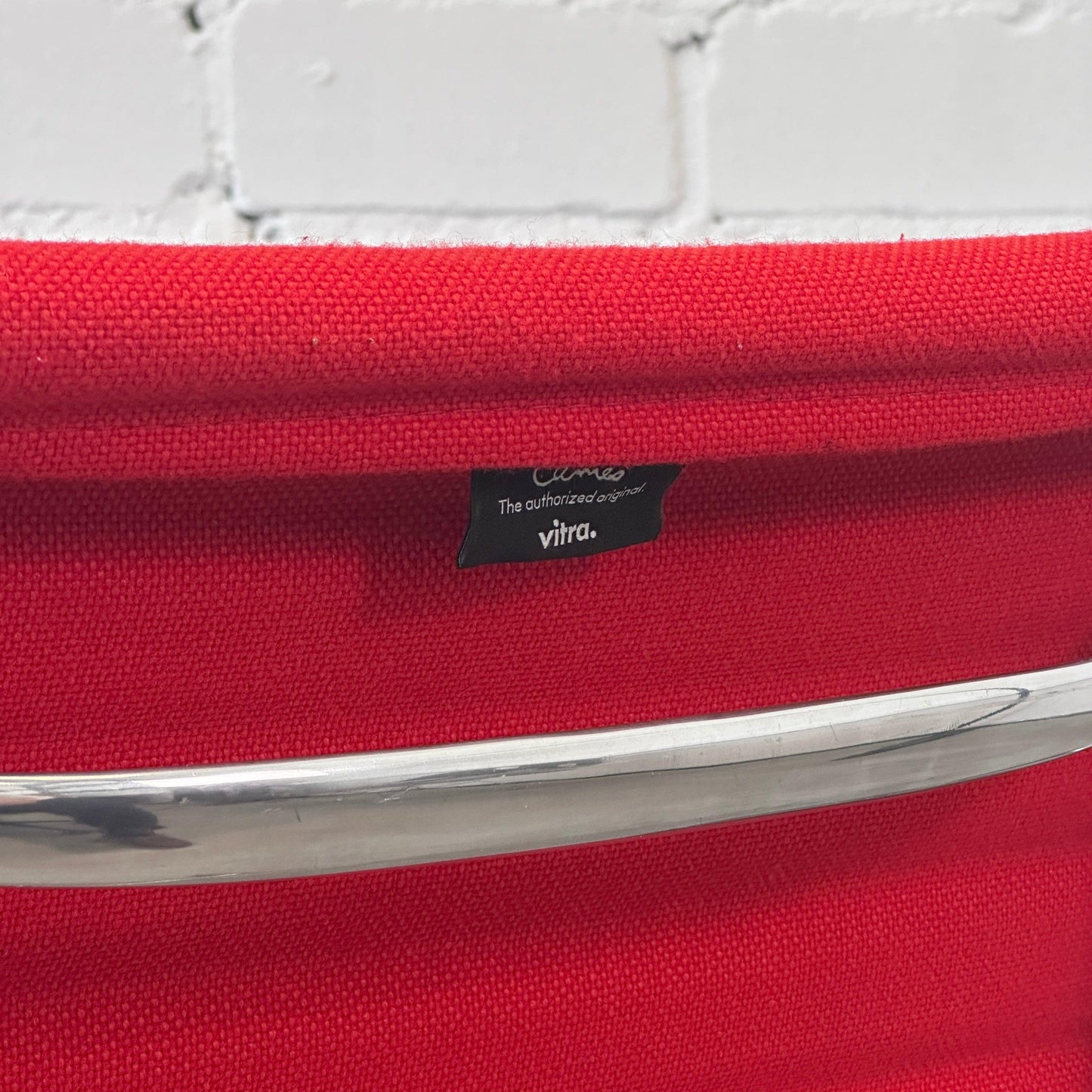 roter Vitra EA 108 Eames Alu Chair mit Hopsak-Bezug und poliertem Aluminiumgestell in Top Zustand