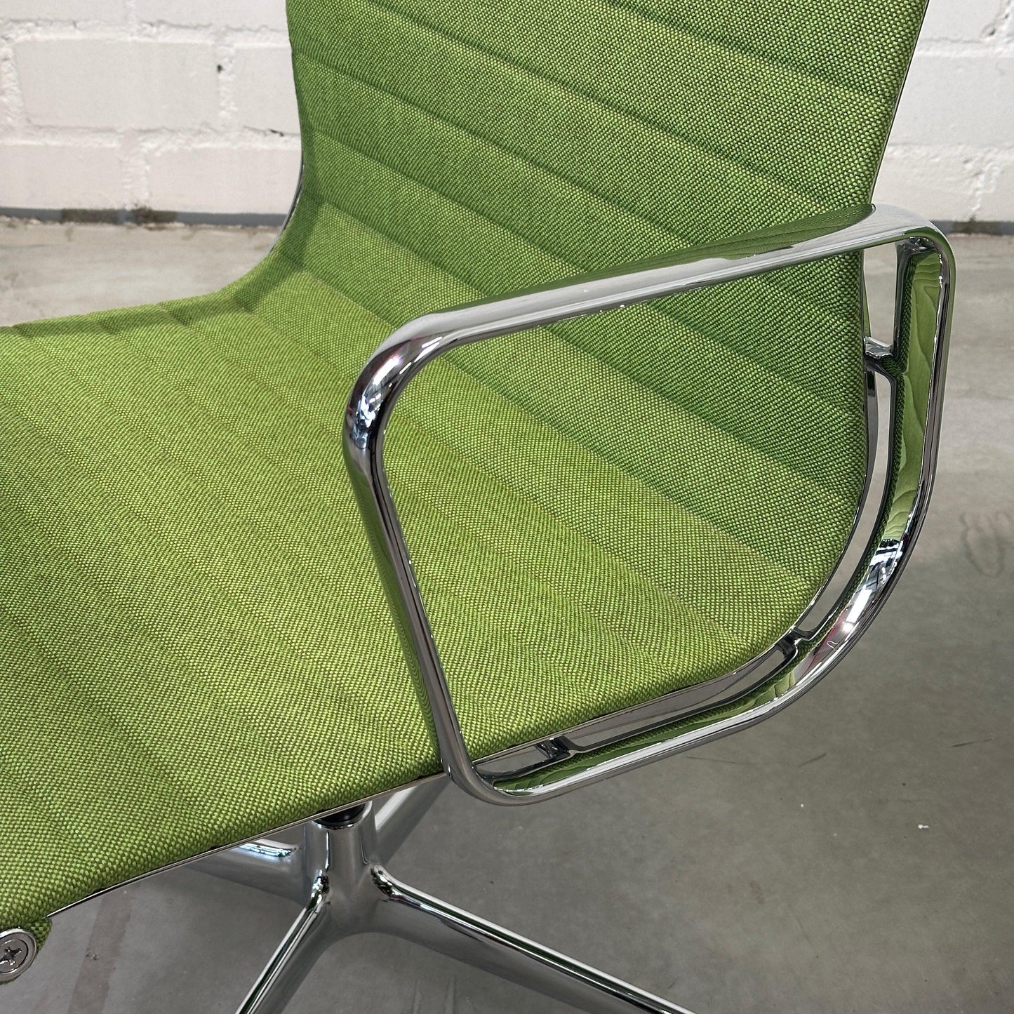 Vitra EA 108 Hopsak Drehstuhl in wiesengrün mit chromarmlehnen in neuwertigem Zustand