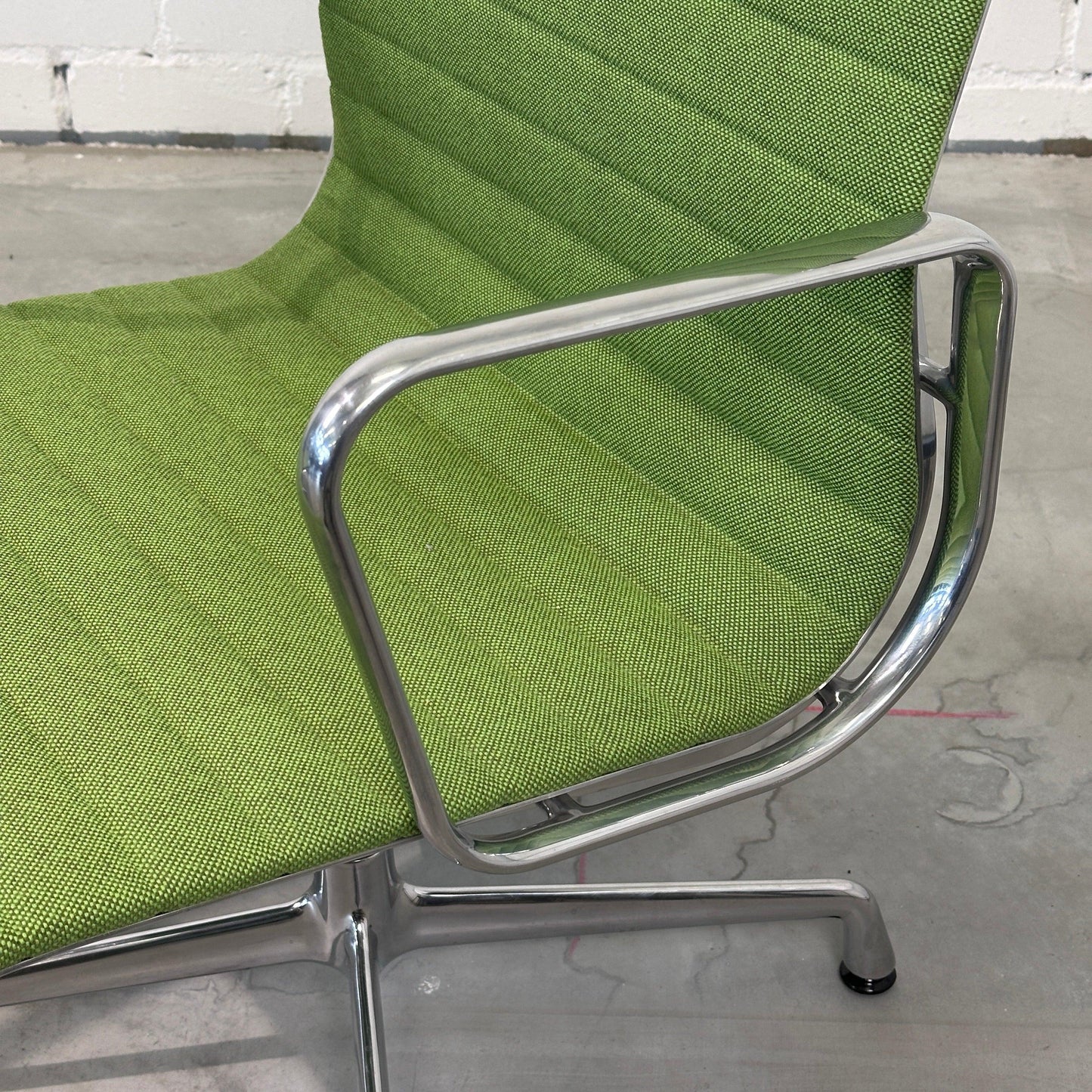 Vitra EA 108 Hopsak Drehstuhl in wiesengrün mit Metallarmlehnen, neuwertig