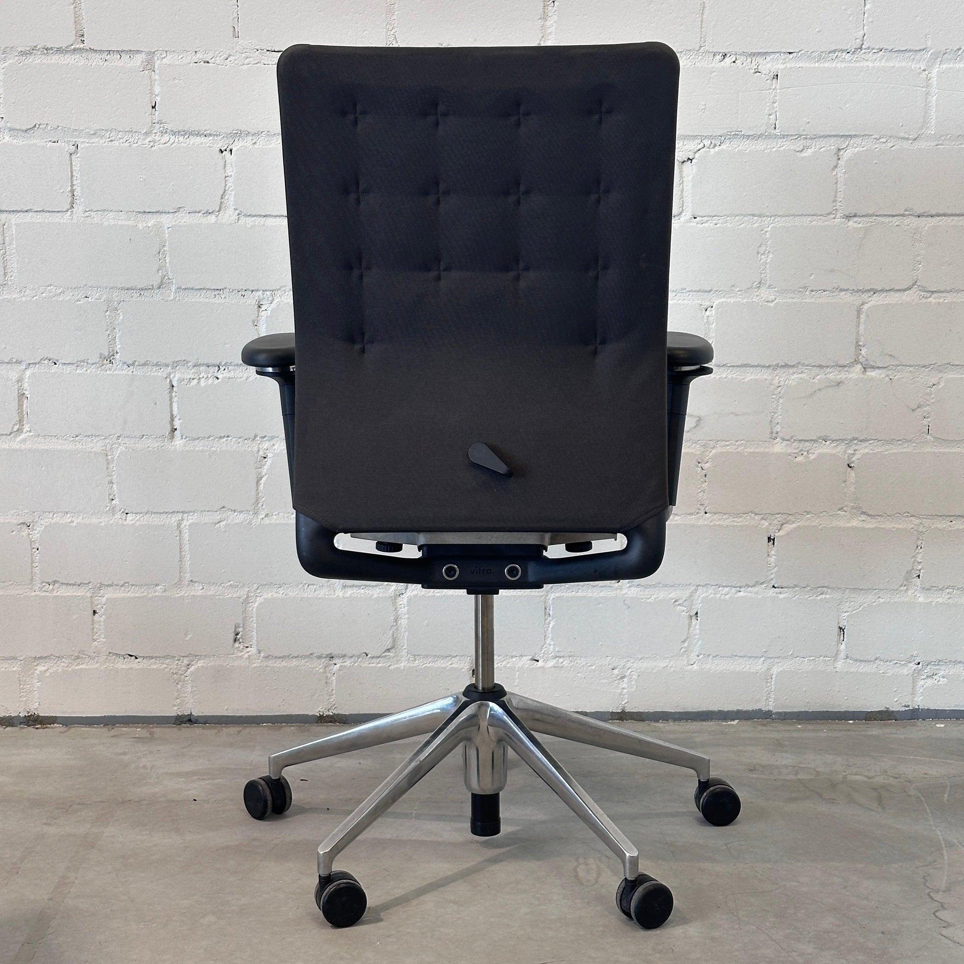 Vitra ID Trim Bürostuhl dunkelgrau mit Chromfußkreuz und verstellbaren Funktionen