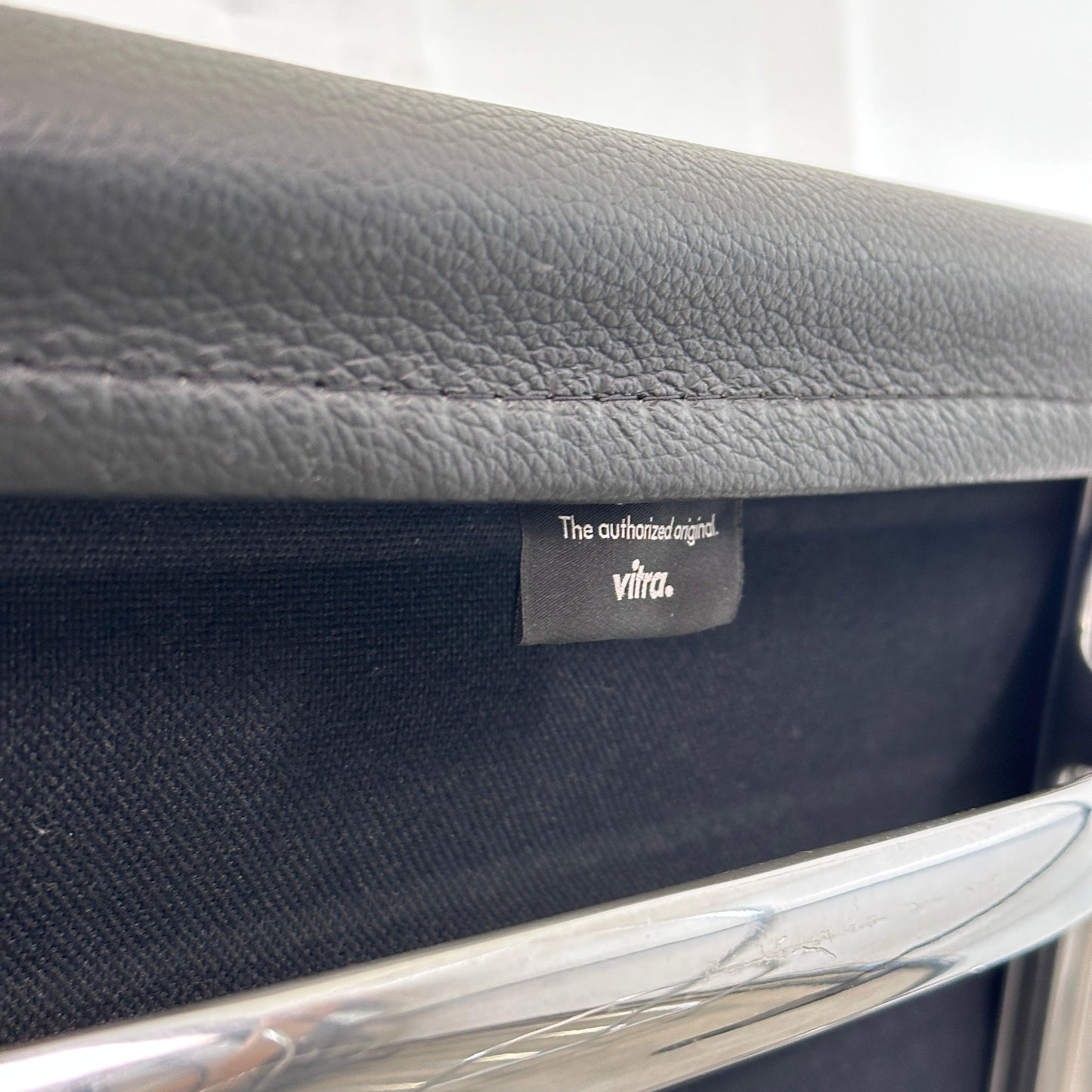 Vitra EA 117 Leder schwarz (Alu poliert)