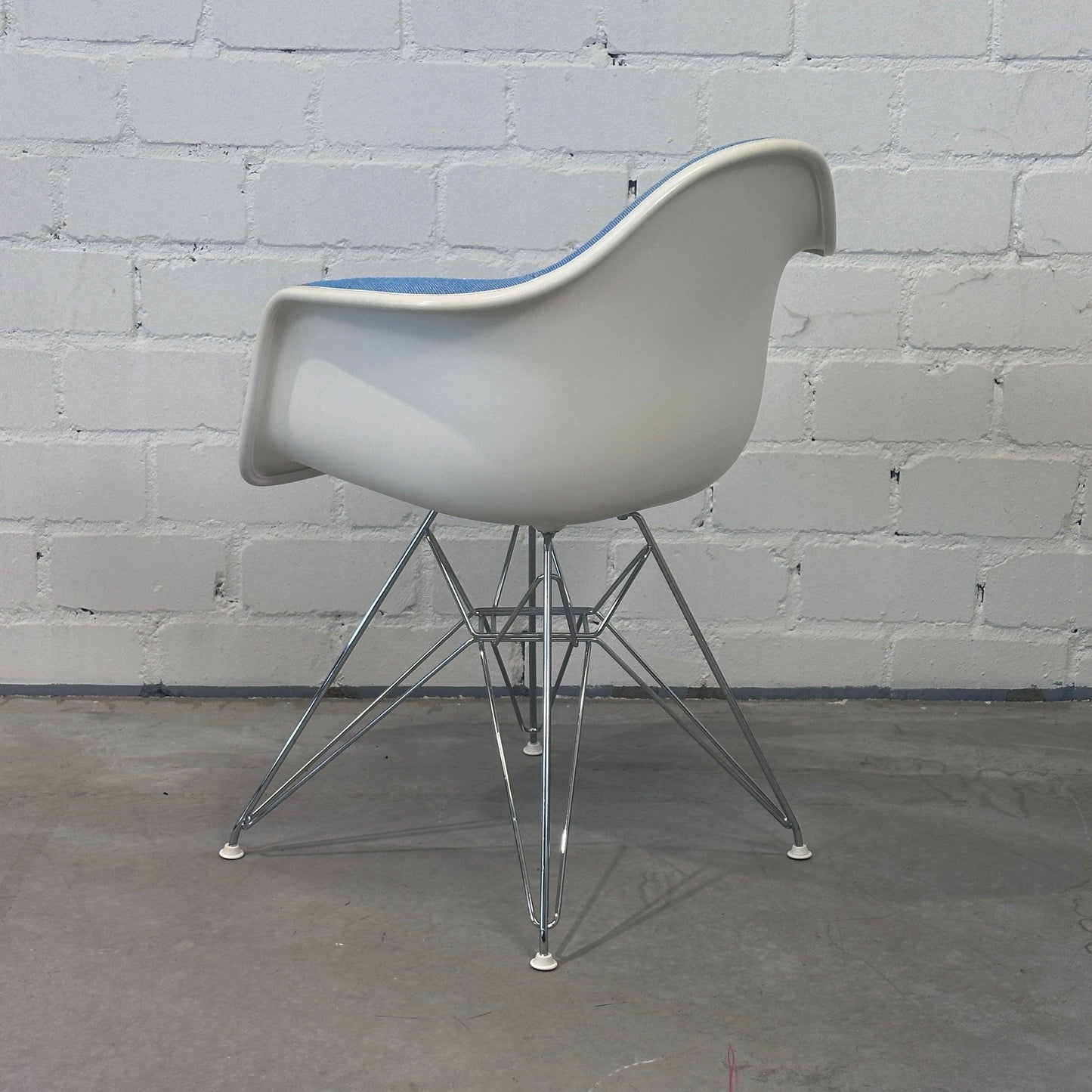 Vitra DAR Plastic Armchair weiß / eisblau