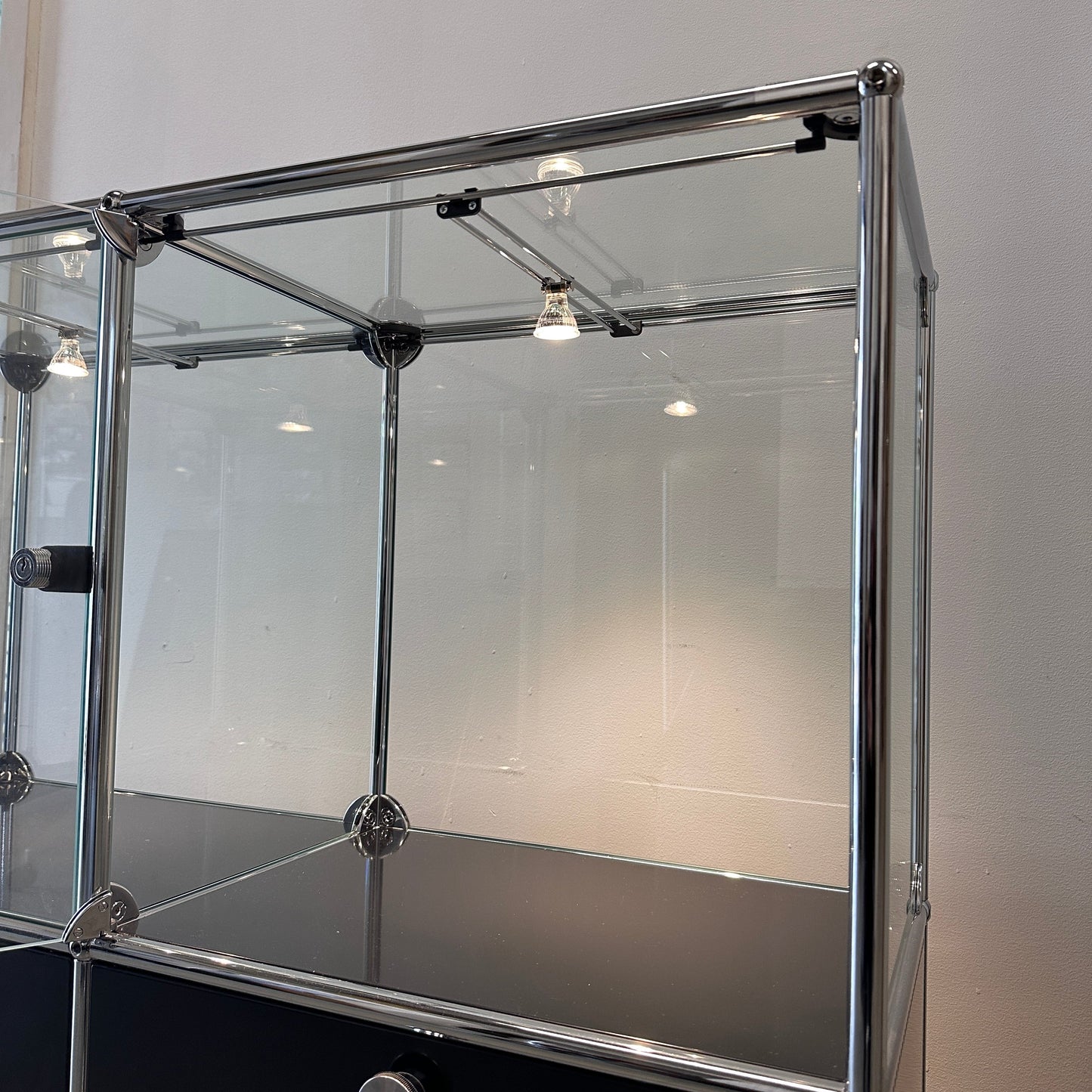 USM Haller Vitrine 2x2 schwarz mit Glas und integrierter Halogenbeleuchtung