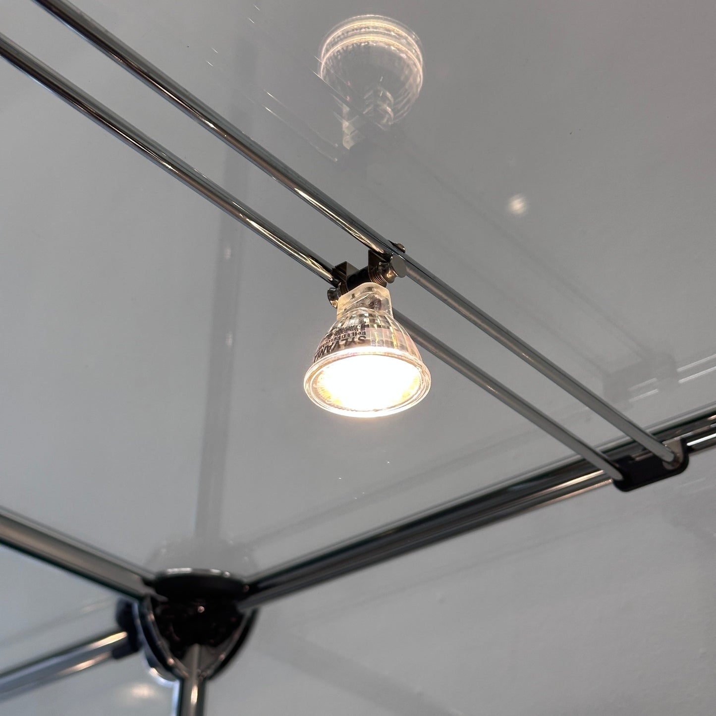 USM Haller Vitrine Halogen Beleuchtung Glas schwarz detail