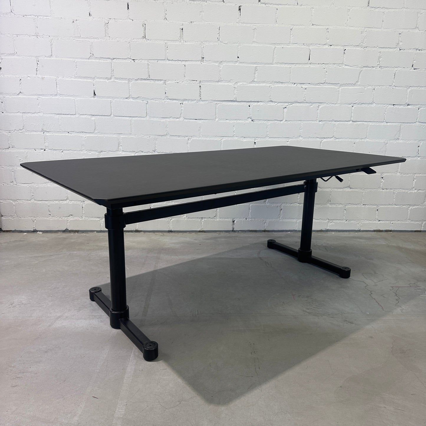 USM Kitos M Schreibtisch höhenverstellbar schwarz 180x90cm