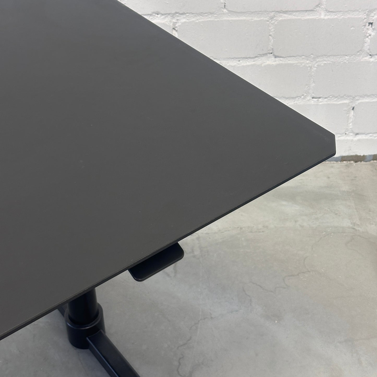 USM Kitos M Schreibtisch höhenverstellbar schwarz 180x90cm