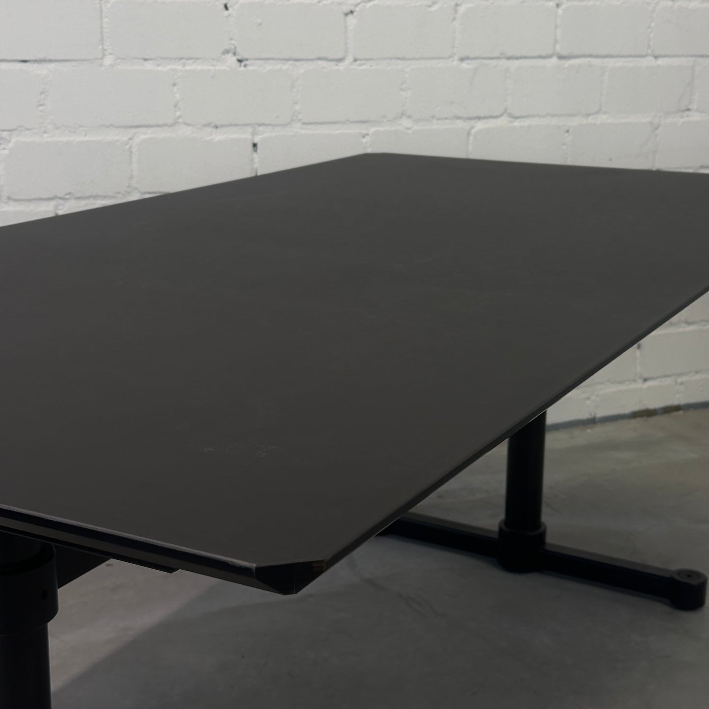 USM Kitos M Schreibtisch höhenverstellbar schwarz 180x90cm