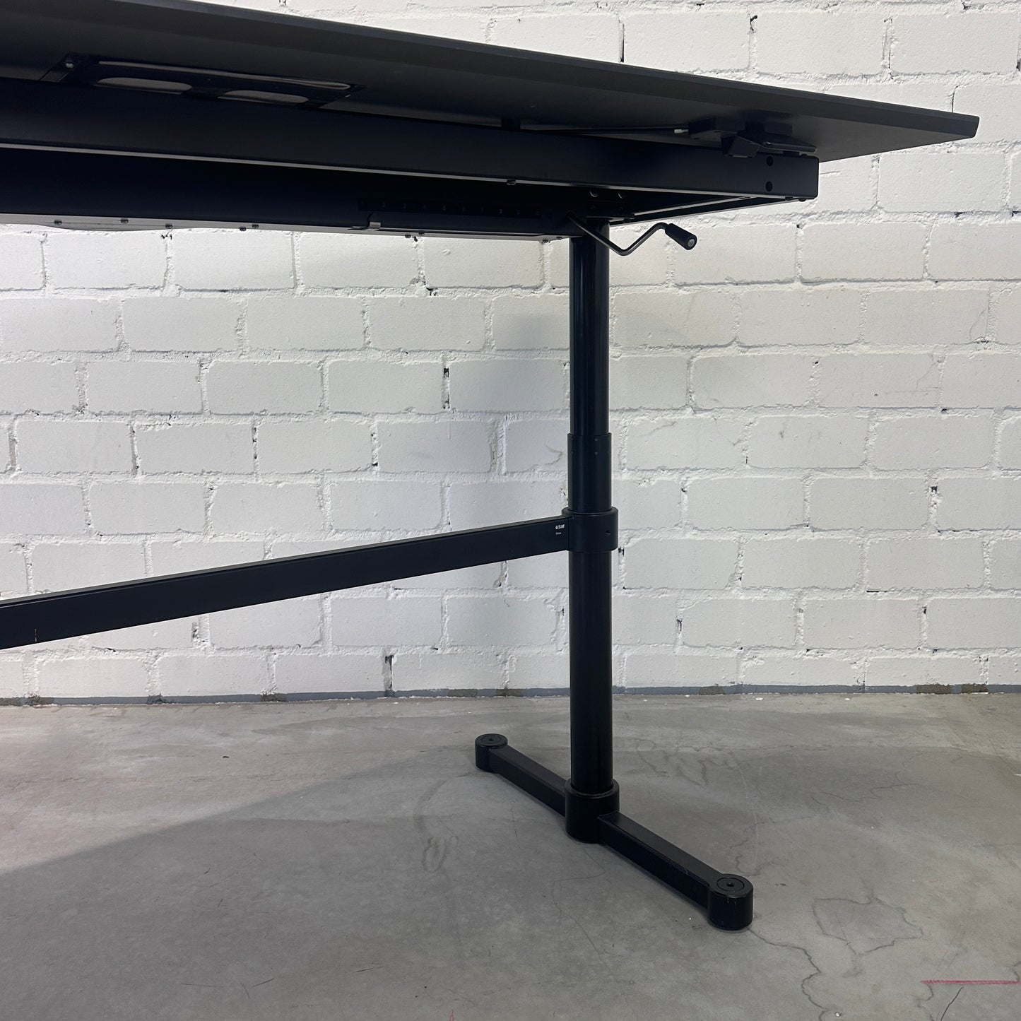 USM Kitos M Schreibtisch höhenverstellbar schwarz 180x90cm