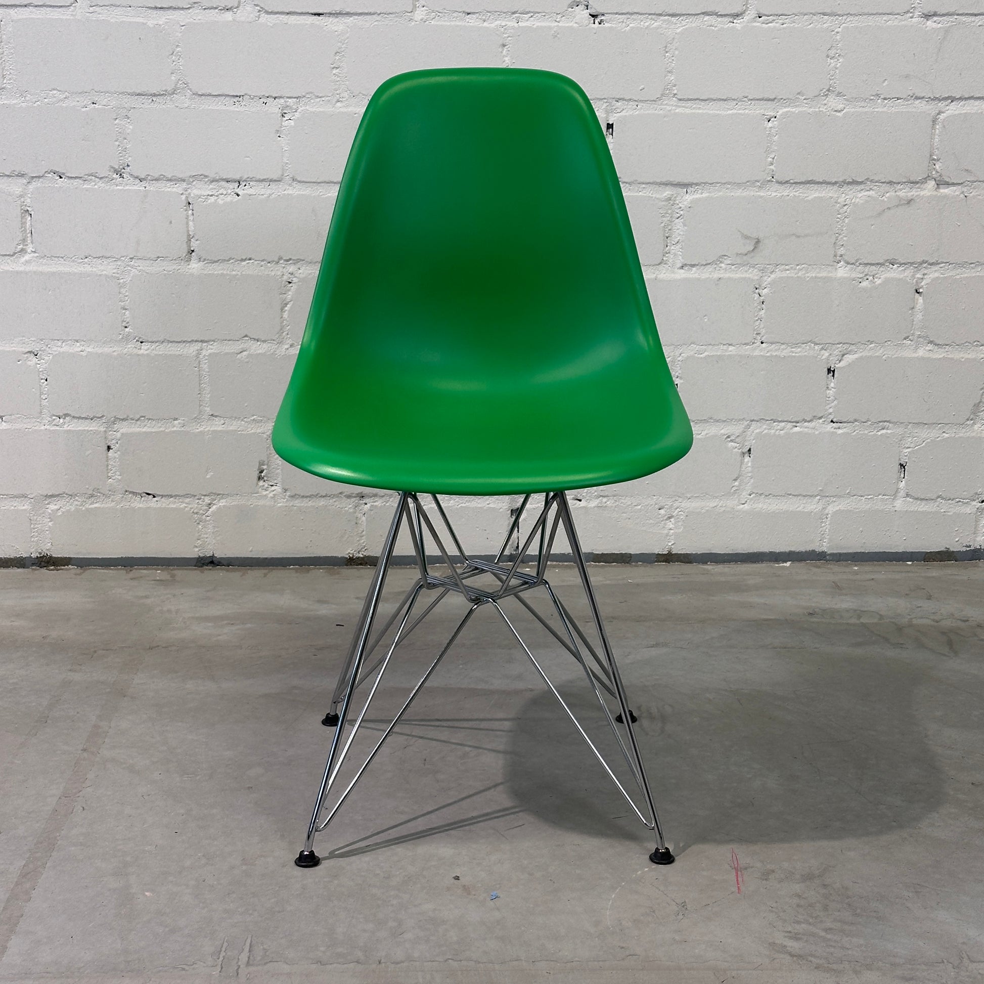 Vitra Eames Plastic Side Chair DSR grün