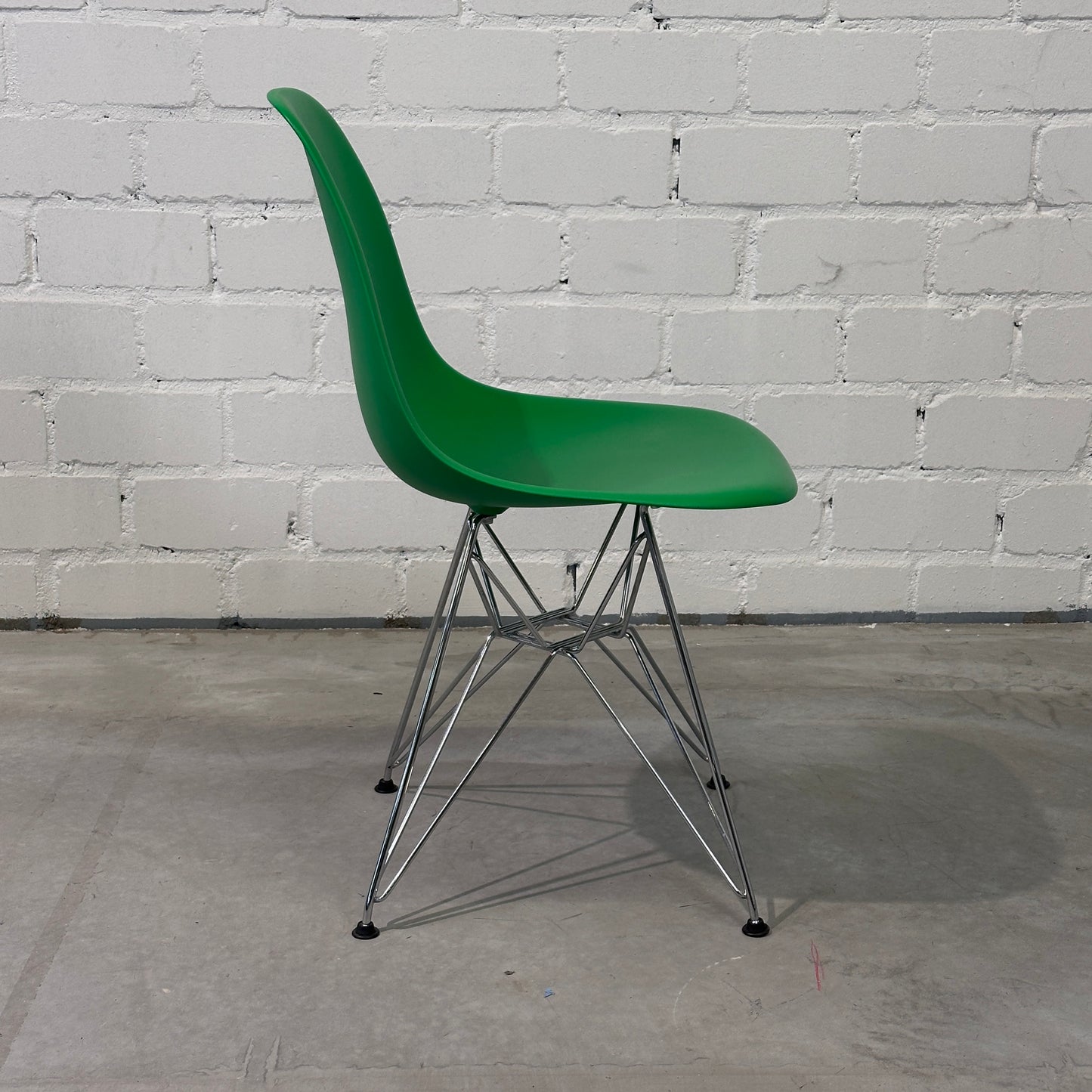 Vitra Eames Plastic Side Chair DSR grün