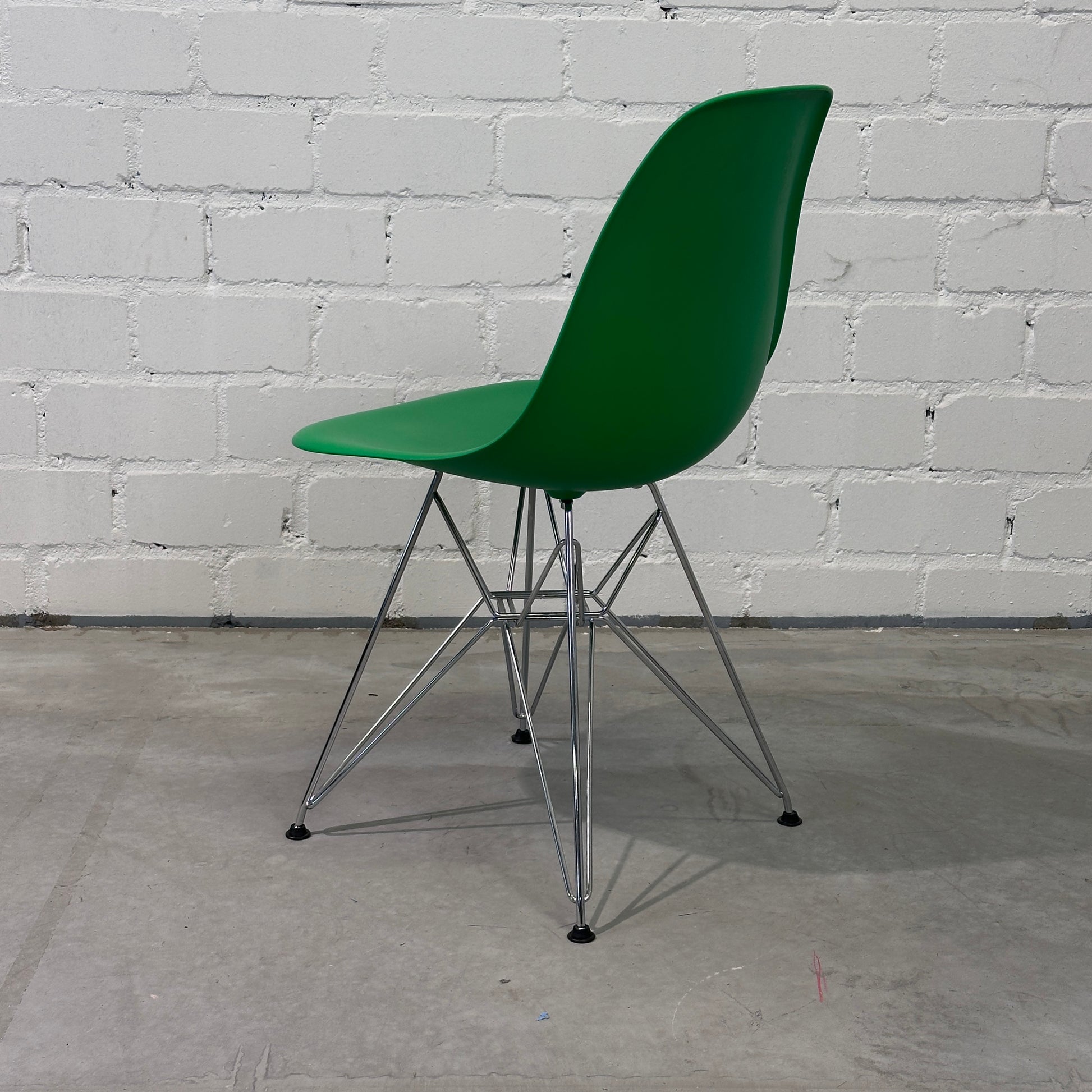 Vitra Eames Plastic Side Chair DSR grün