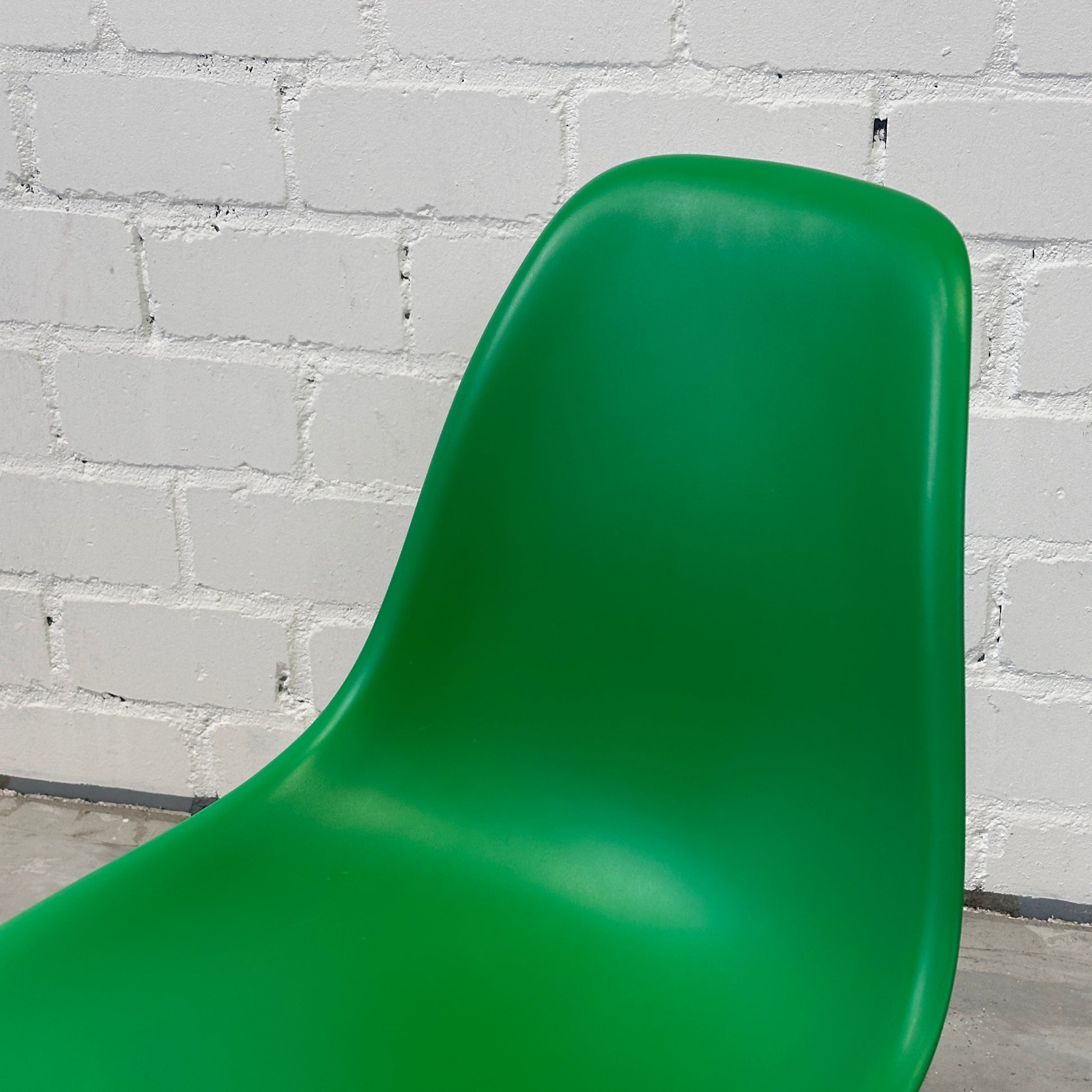 Vitra Eames Plastic Side Chair DSR grün