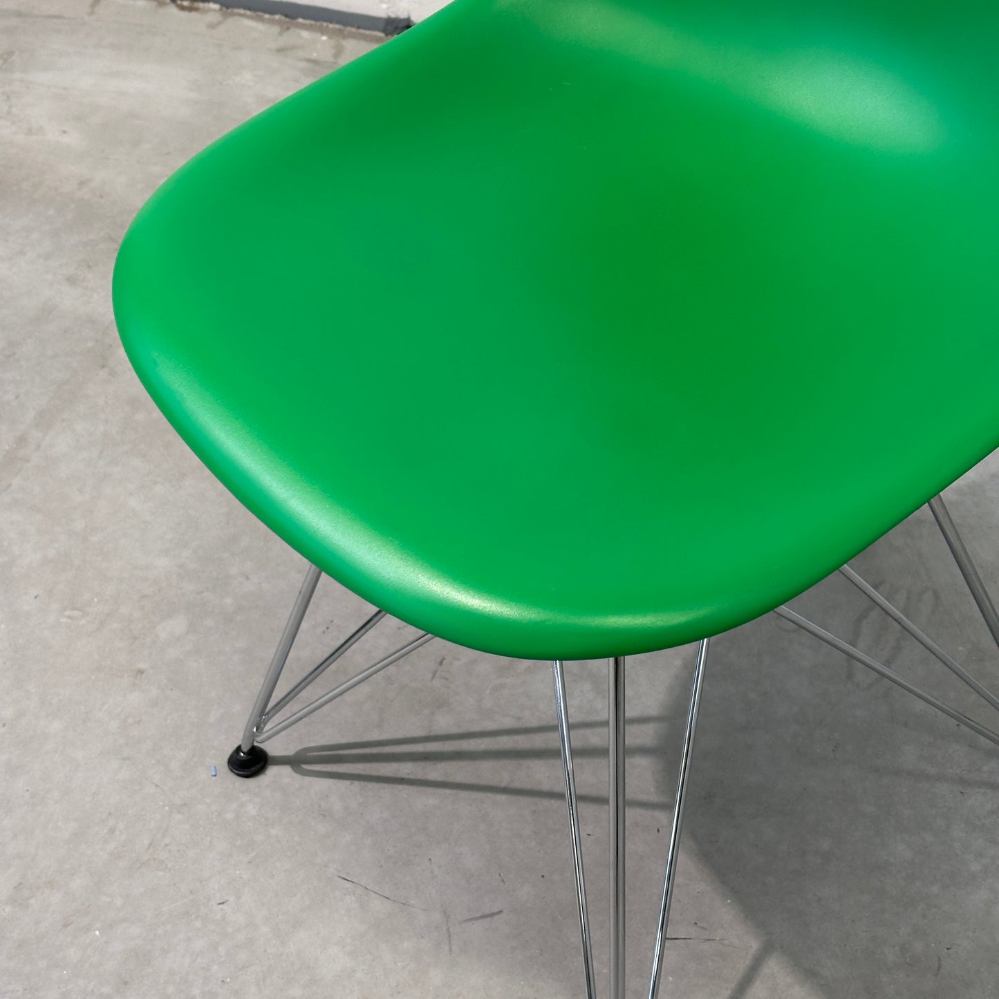 Vitra Eames Plastic Side Chair DSR grün