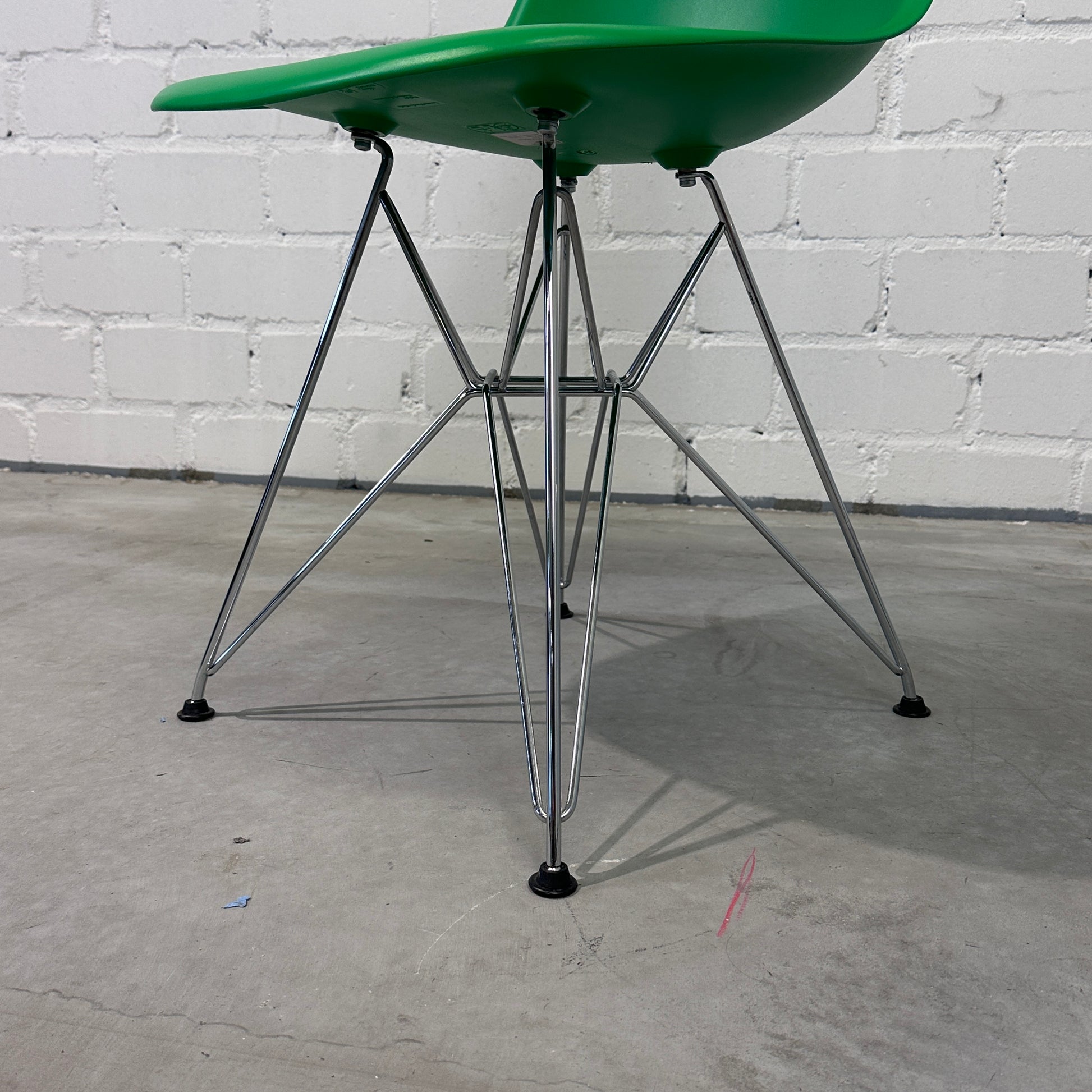 Vitra Eames Plastic Side Chair DSR grün