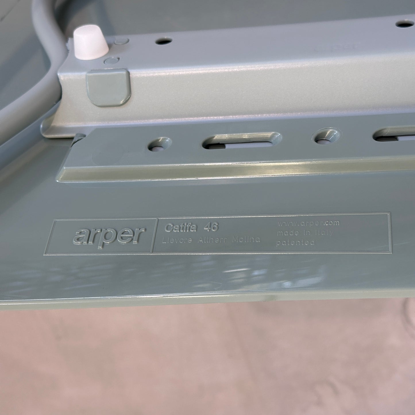 Arper Catifa 46 weiß/taubenblau (Kufen)