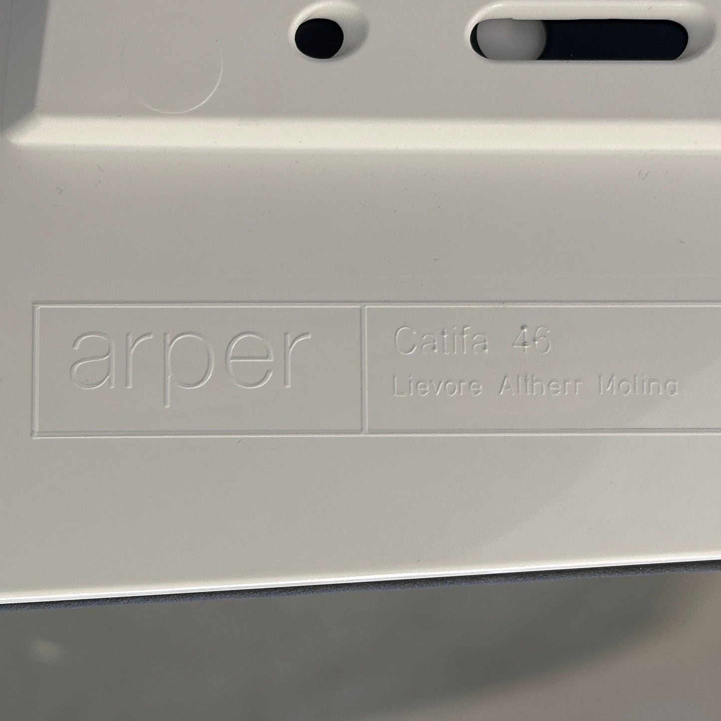 Arper Catifa 46 Leder schwarz/weiß (Kufen)