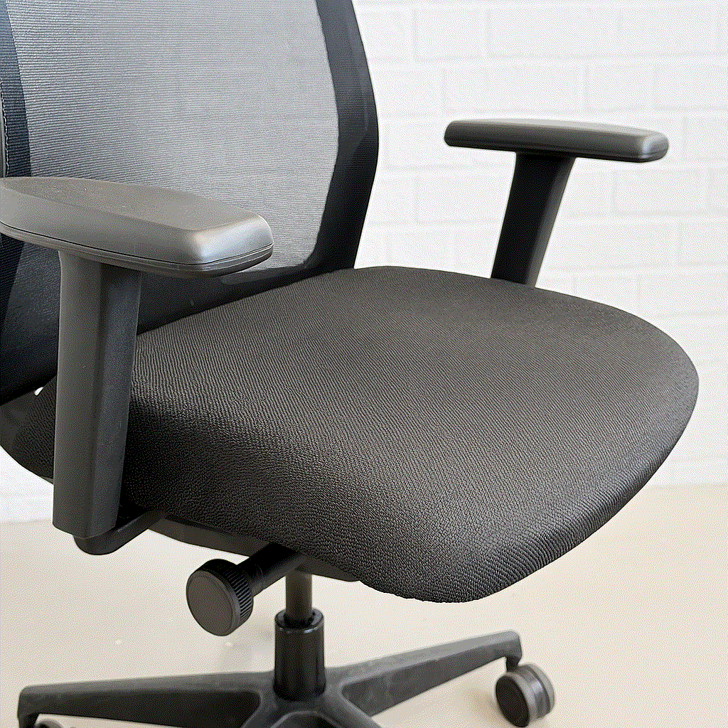 Interstuhl Every ergonomischer Bürostuhl mit schwarzer Polsterung und verstellbaren Armlehnen, Sitzhöhe und Neigung.