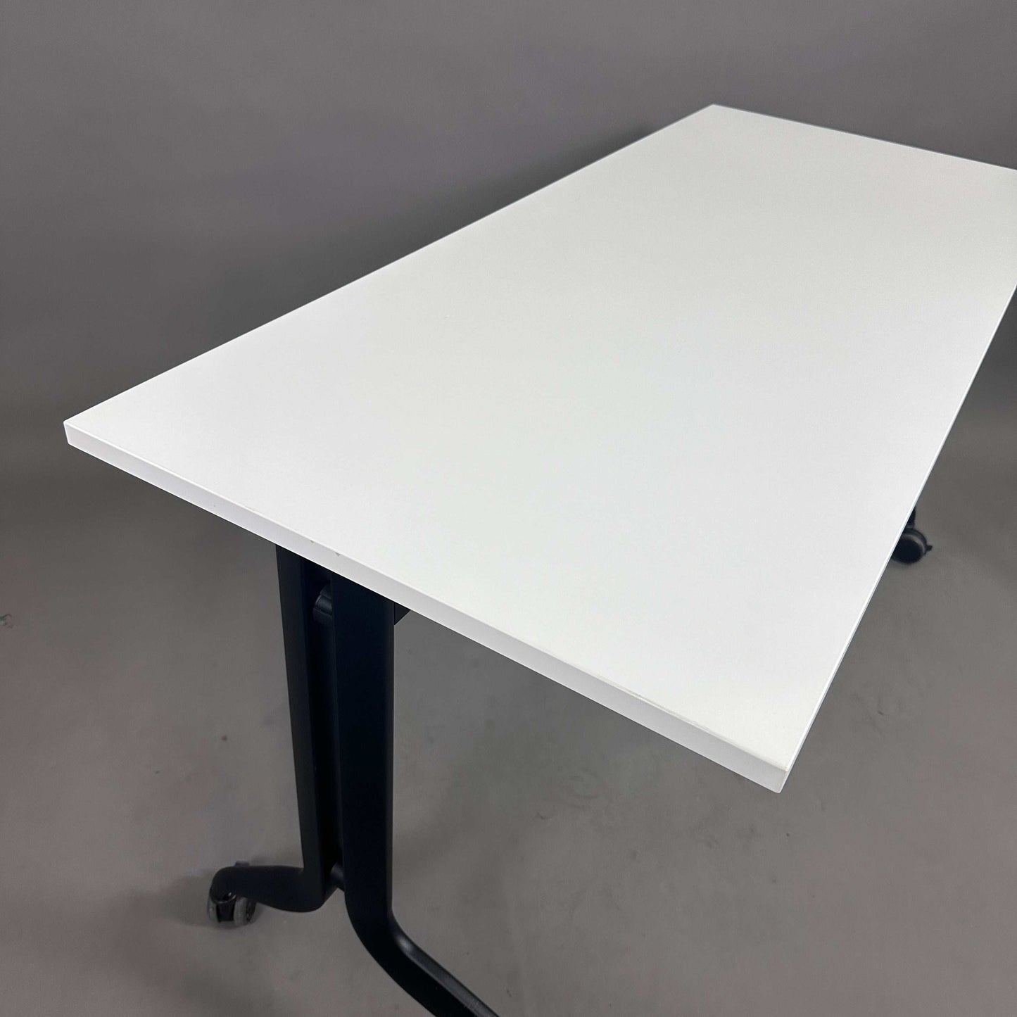 Interstuhl Klapptisch 140x60 cm weiß mit schwarzem Gestell und Rollen, klappbar und mobil