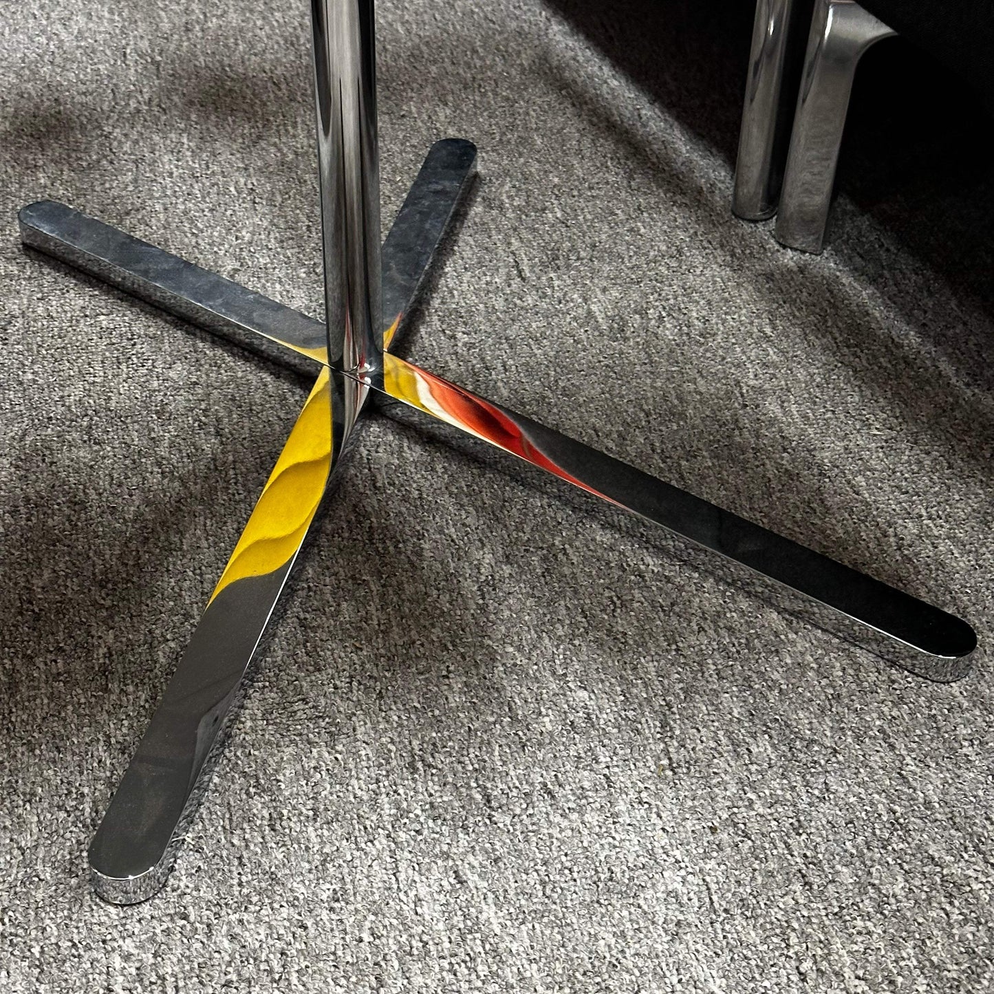 Base of Interstuhl Sitzgruppe Tangram table in dark grey on carpeted floor