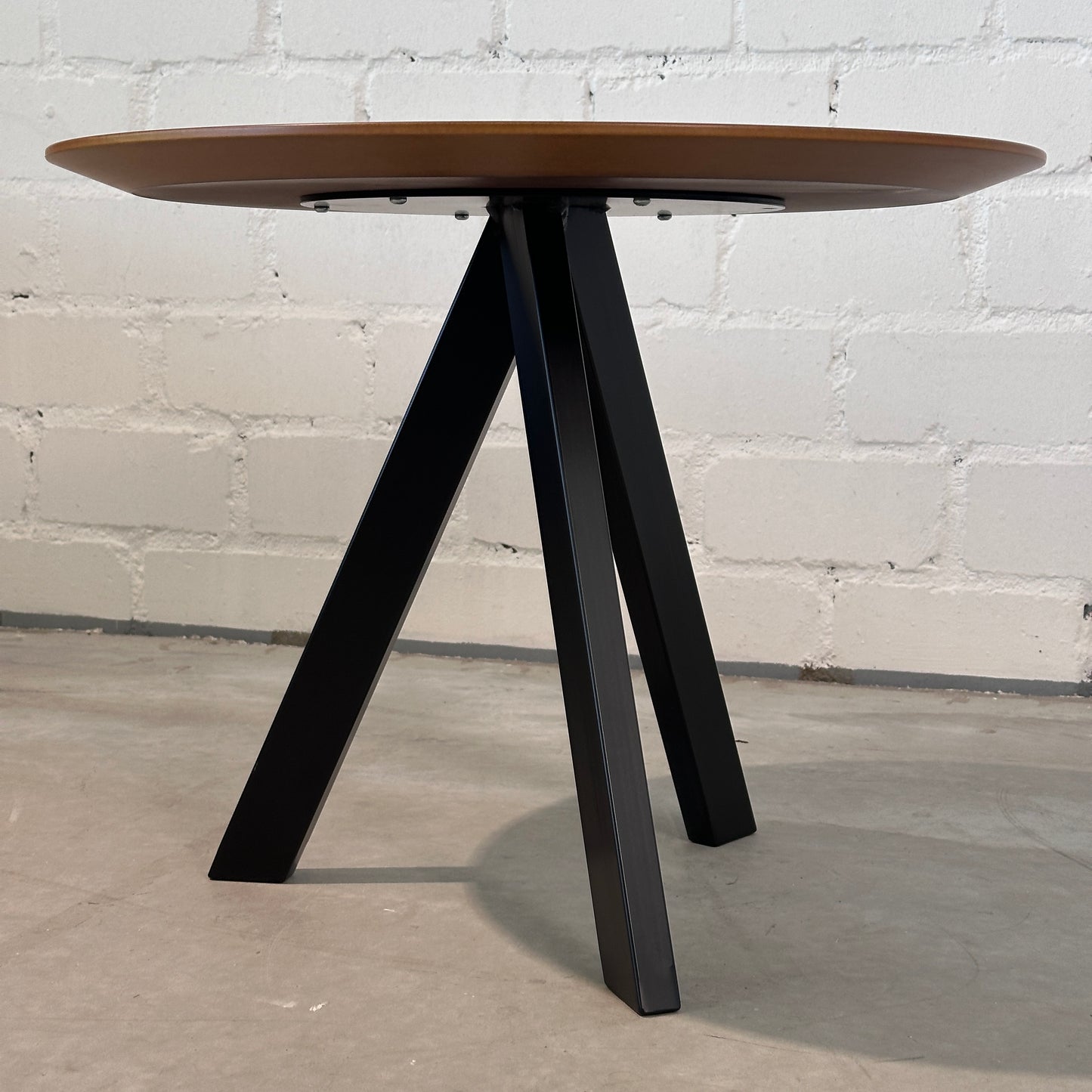 Johanson Peak Triple Beistelltisch mit runder brauner Holzplatte und drei schwarzen Metallbeinen.